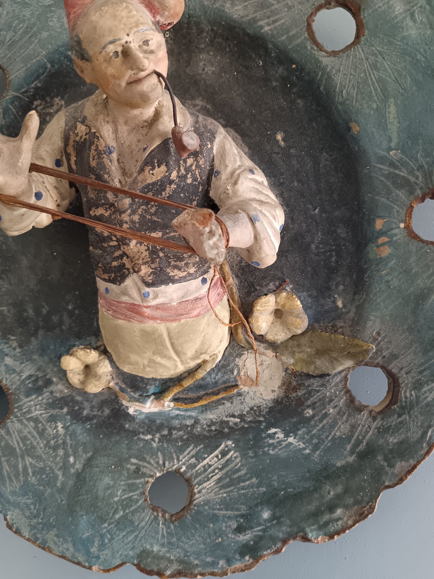 Antico Piatto da Muro in Terracotta Policroma Dipinta a Mano con Uomo e Pipa – Fine XIX Secolo