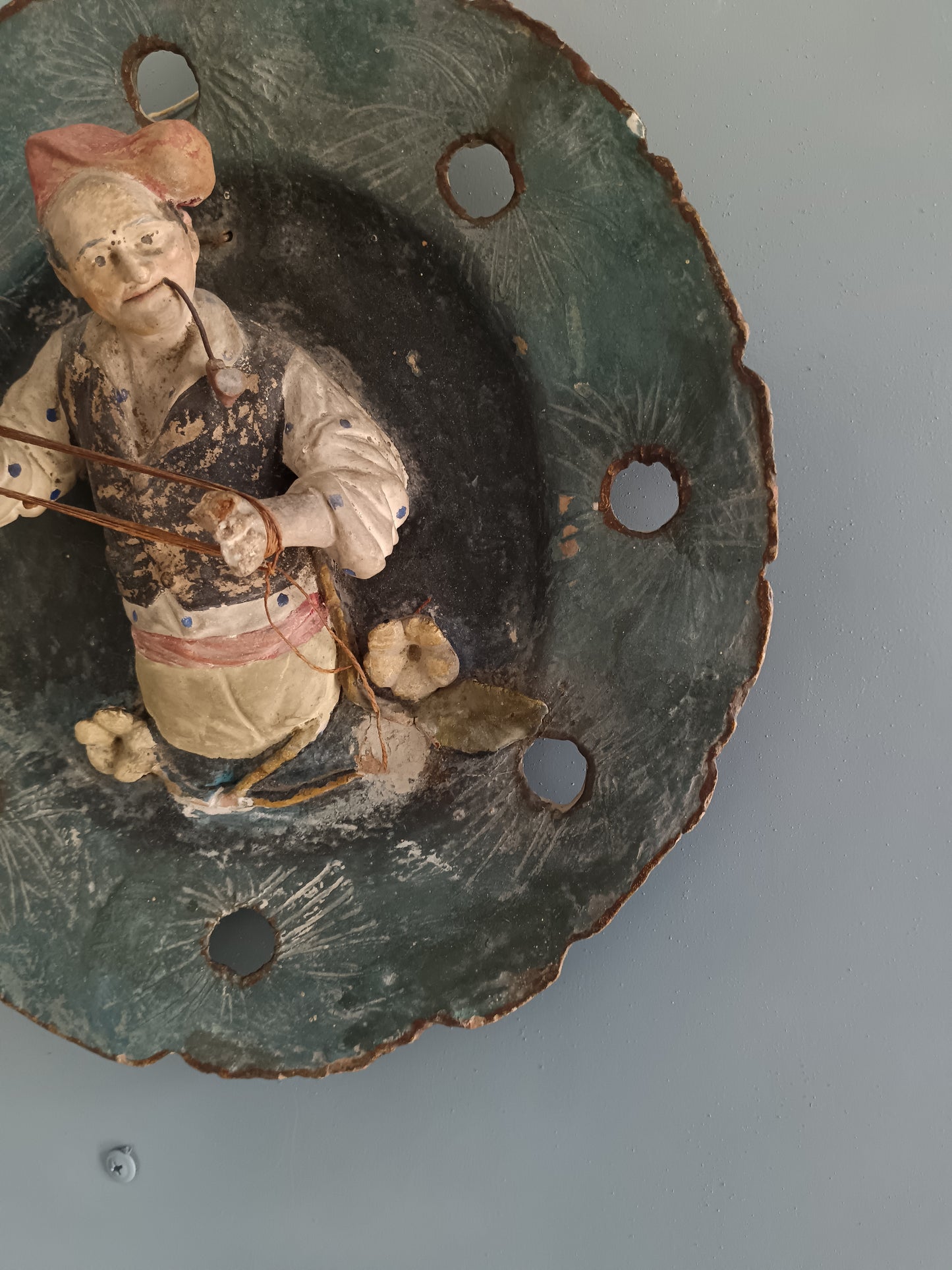 Antico Piatto da Muro in Terracotta Policroma Dipinta a Mano con Uomo e Pipa – Fine XIX Secolo