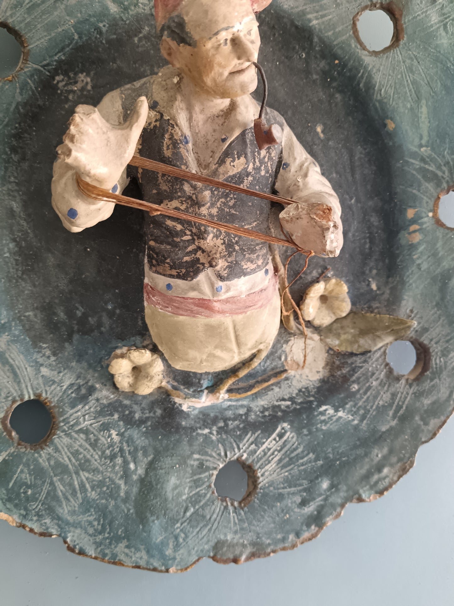 Antico Piatto da Muro in Terracotta Policroma Dipinta a Mano con Uomo e Pipa – Fine XIX Secolo