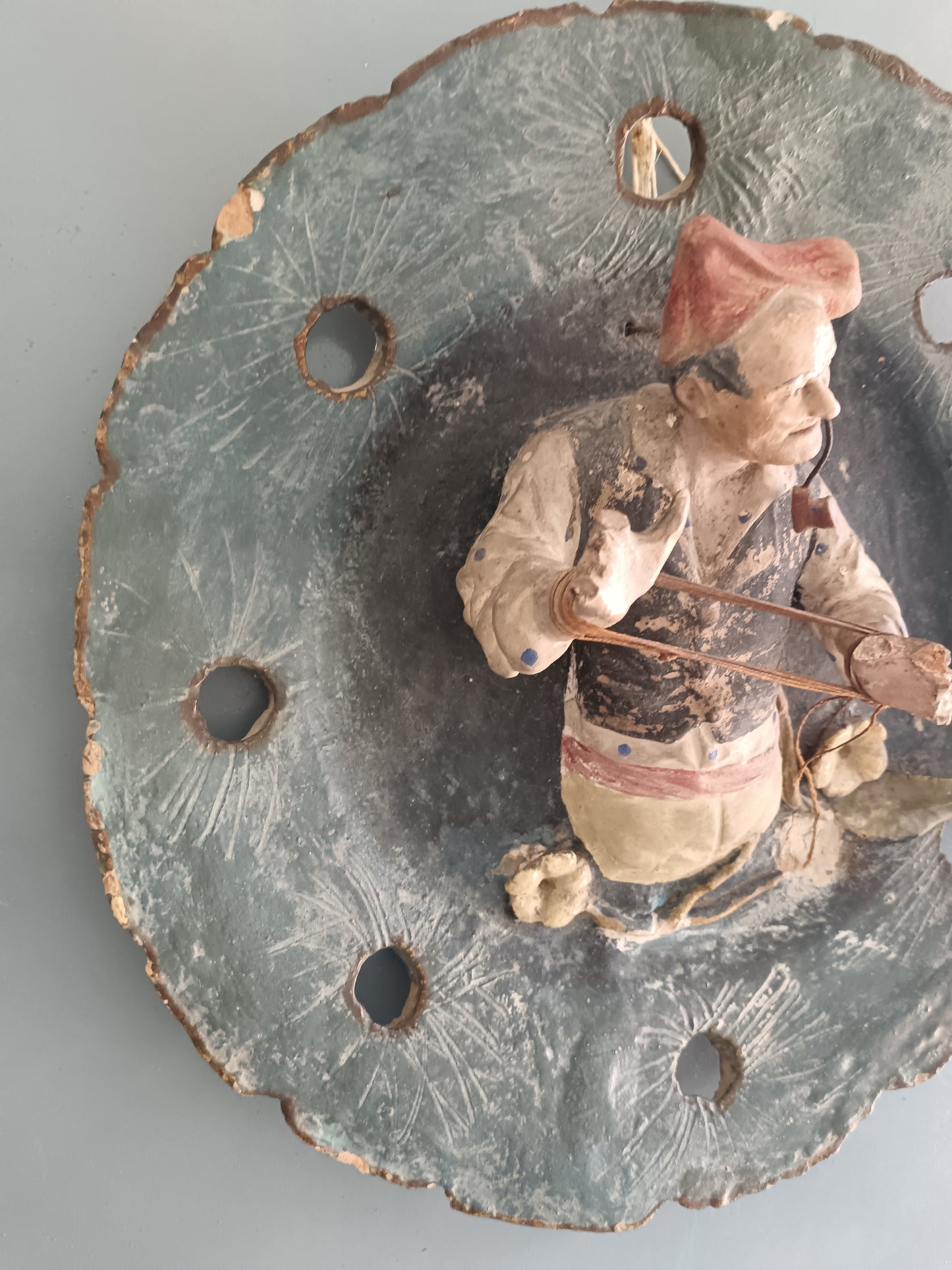 Antico Piatto da Muro in Terracotta Policroma Dipinta a Mano con Uomo e Pipa – Fine XIX Secolo