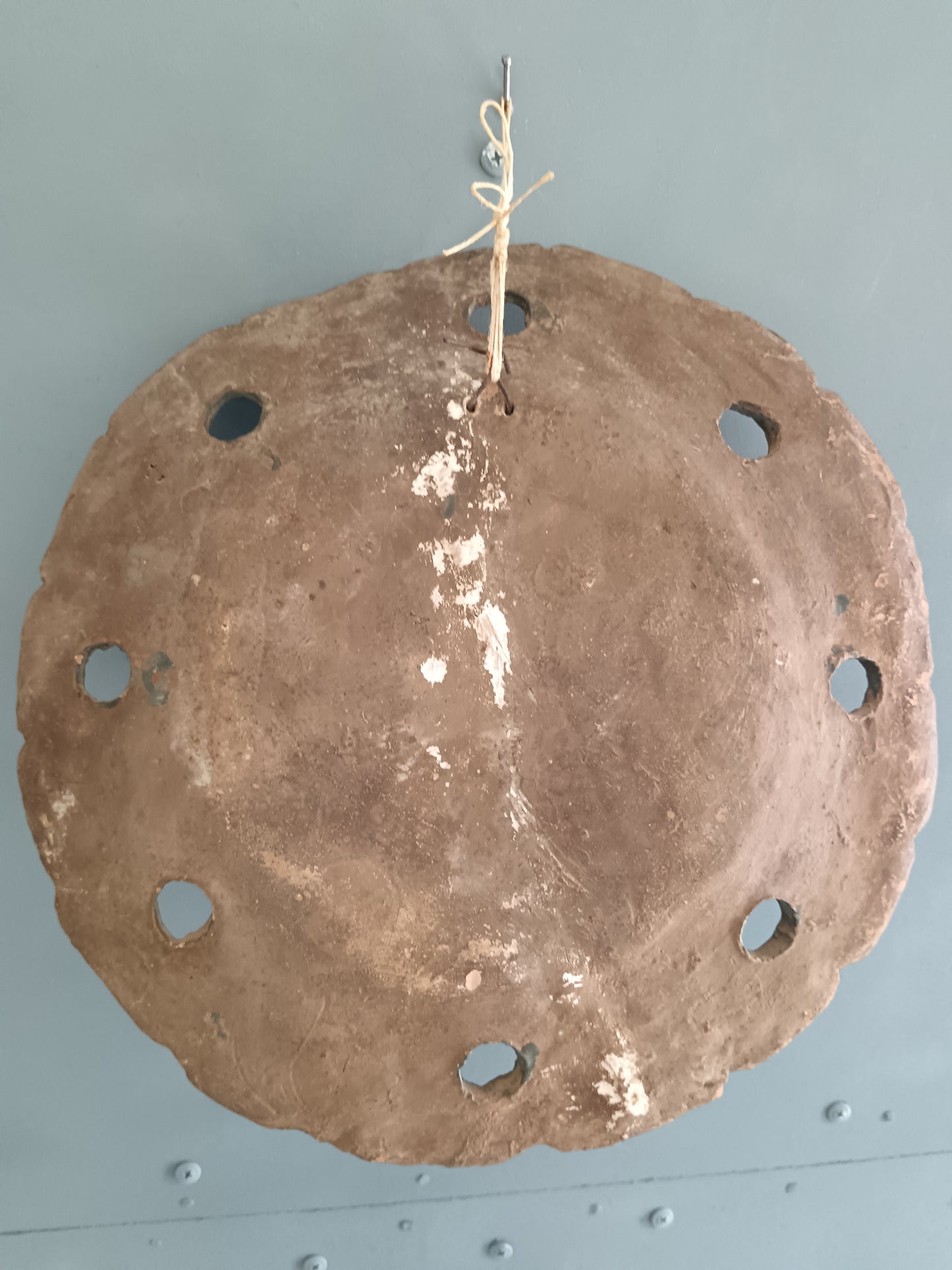 Antico Piatto da Muro in Terracotta Policroma Dipinta a Mano con Uomo e Pipa – Fine XIX Secolo