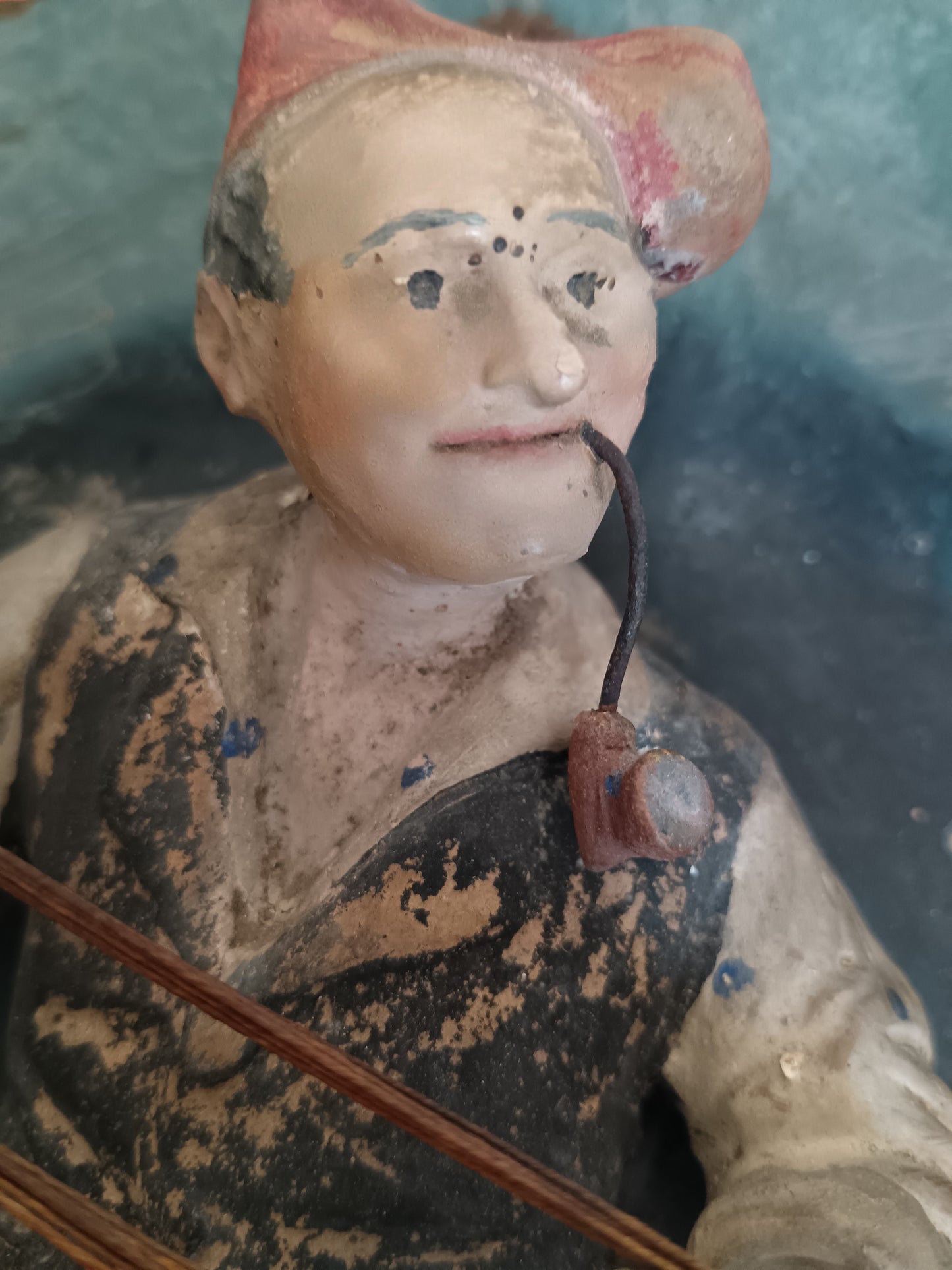 Antico Piatto da Muro in Terracotta Policroma Dipinta a Mano con Uomo e Pipa – Fine XIX Secolo