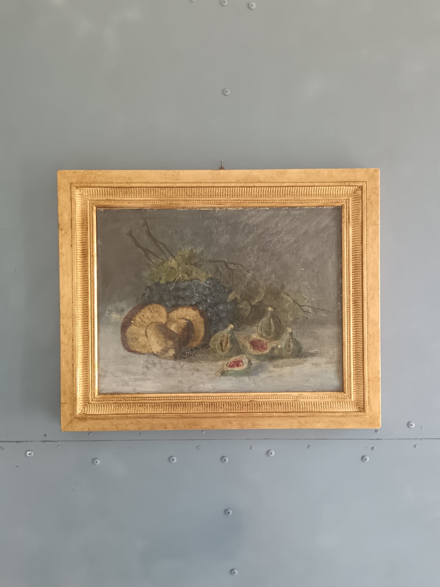 Antico Dipinto Natura Morta Uva Fichi e Funghi Olio Su Tela inizio XX Secolo, Con Cornice Dorata