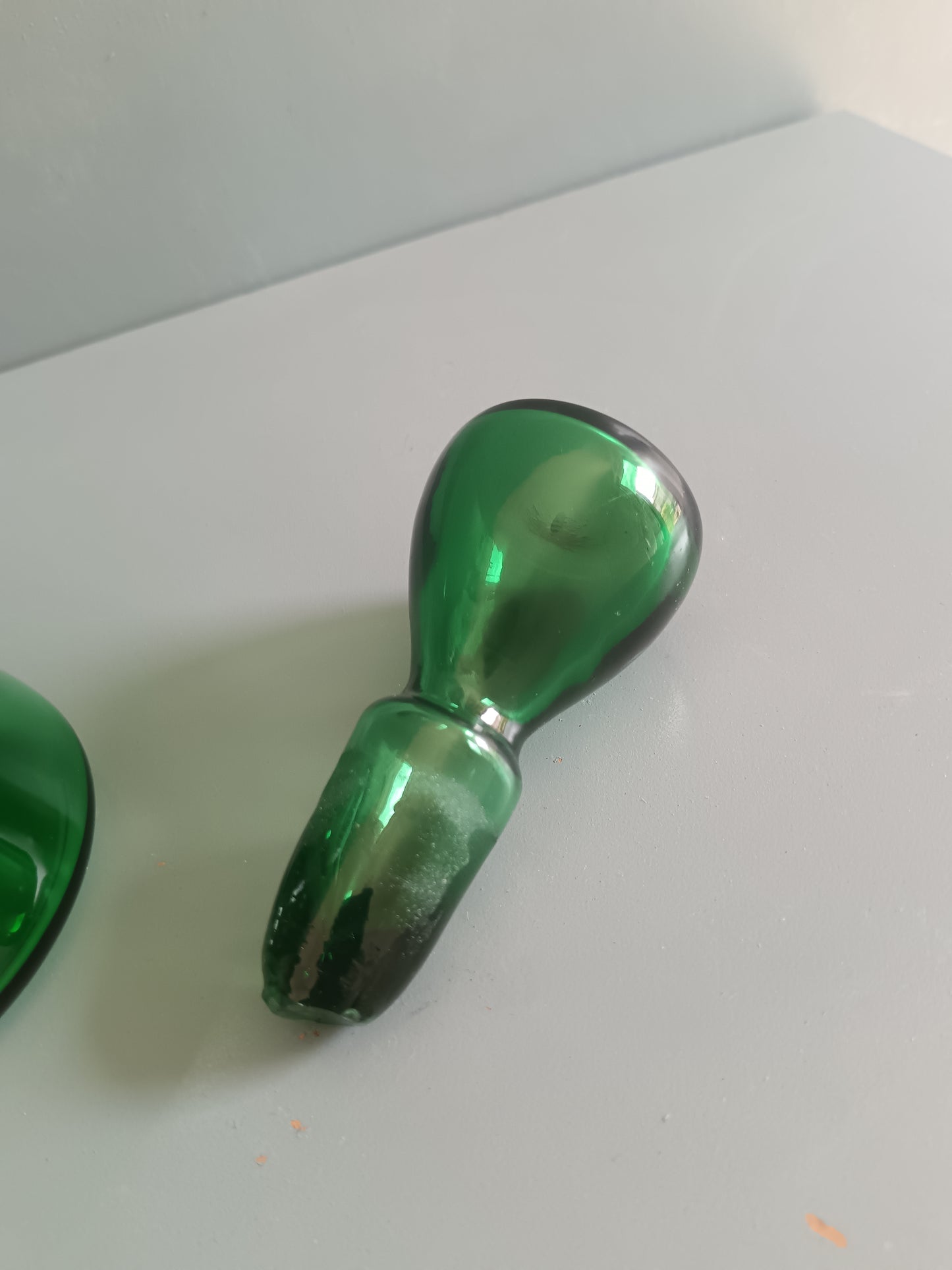 Bottiglia Decanter Empoli Anni '50 Vetro Soffiato Verde Smeraldo con Tappo Originale Vintage