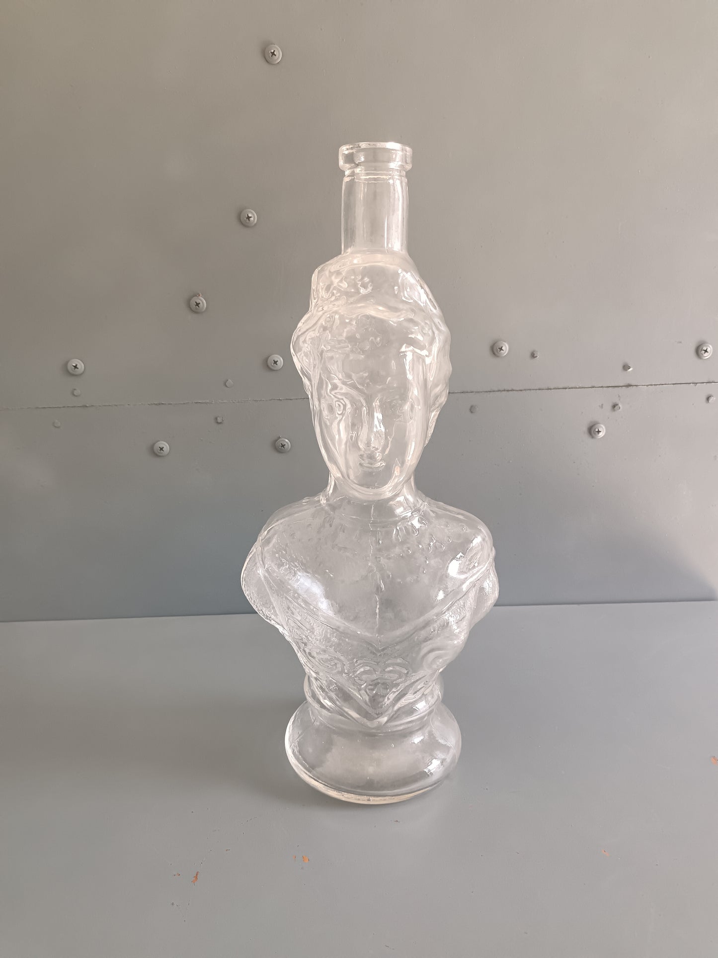 Rara Bottiglia Figurata Regina Elena di Savoia Vetro Pressato 32 cm Decanter Vintage
