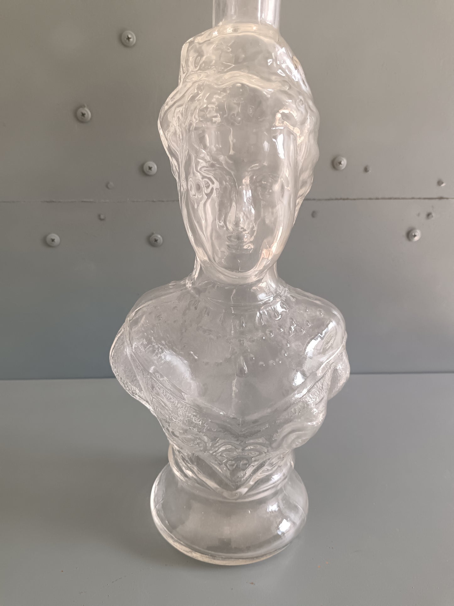 Rara Bottiglia Figurata Regina Elena di Savoia Vetro Pressato 32 cm Decanter Vintage