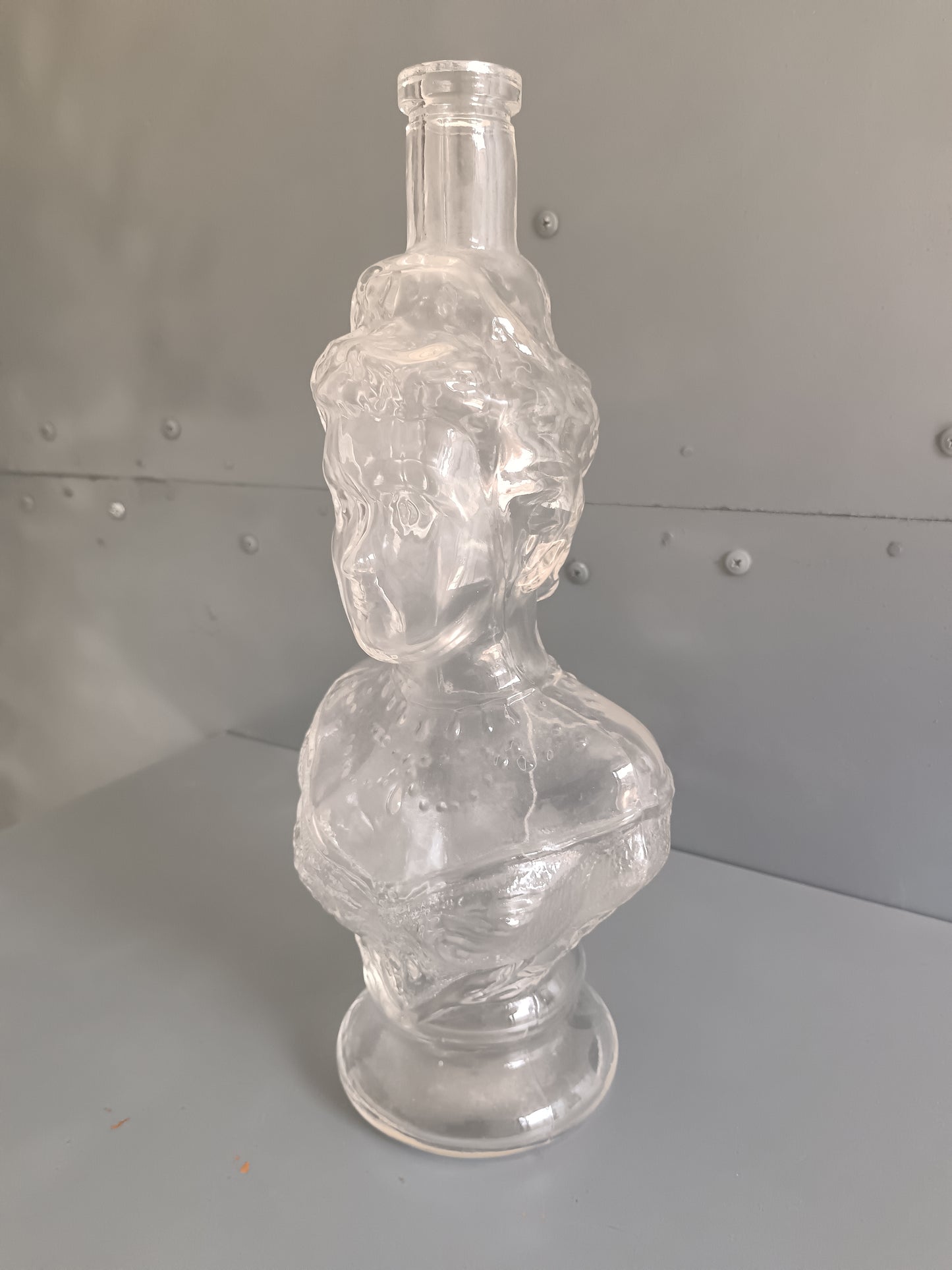 Rara Bottiglia Figurata Regina Elena di Savoia Vetro Pressato 32 cm Decanter Vintage