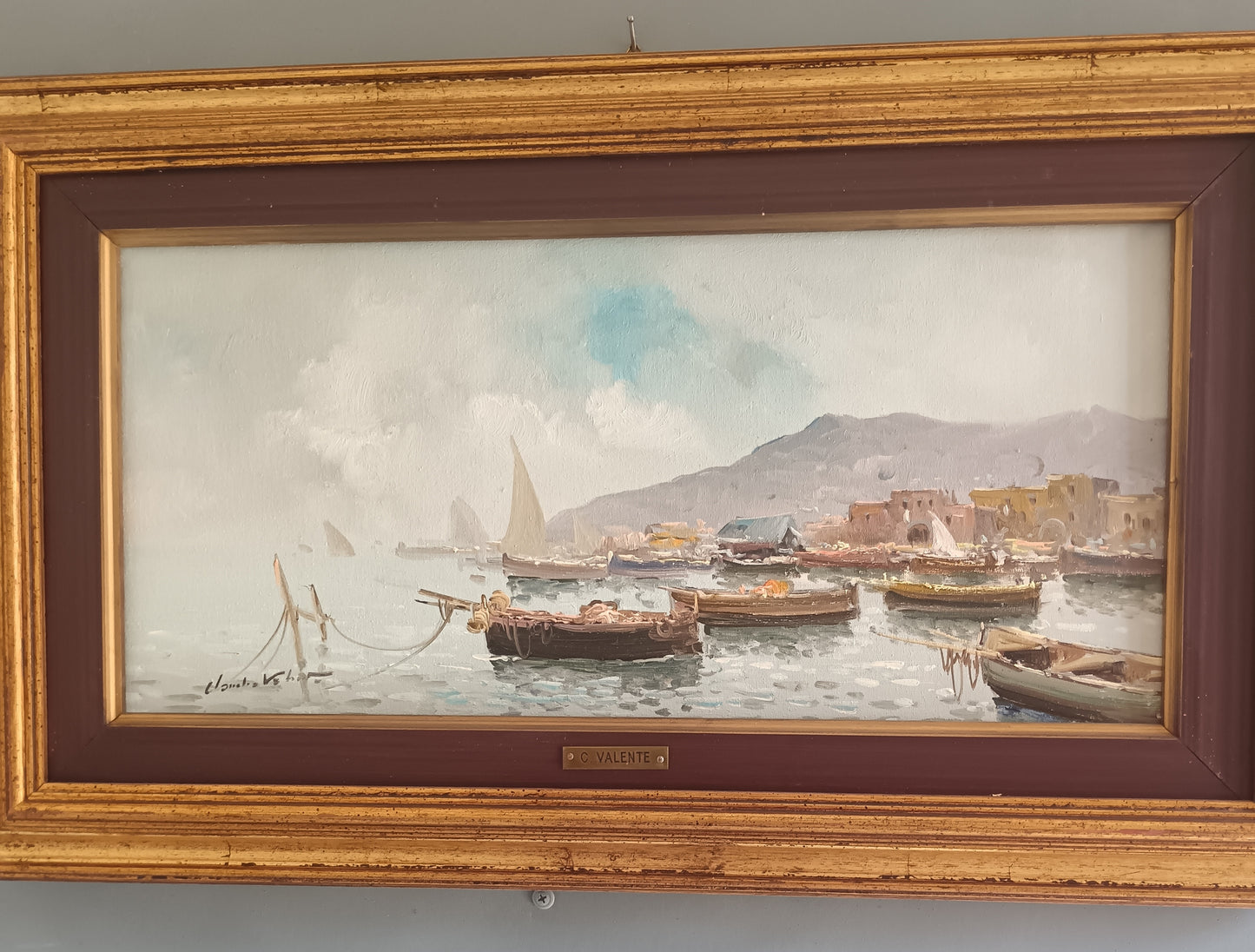 Claudio Valente – Olio su Tela Firmato “Marina con Porto e Barche” – Dipinto Paesaggio Marino con Cornice