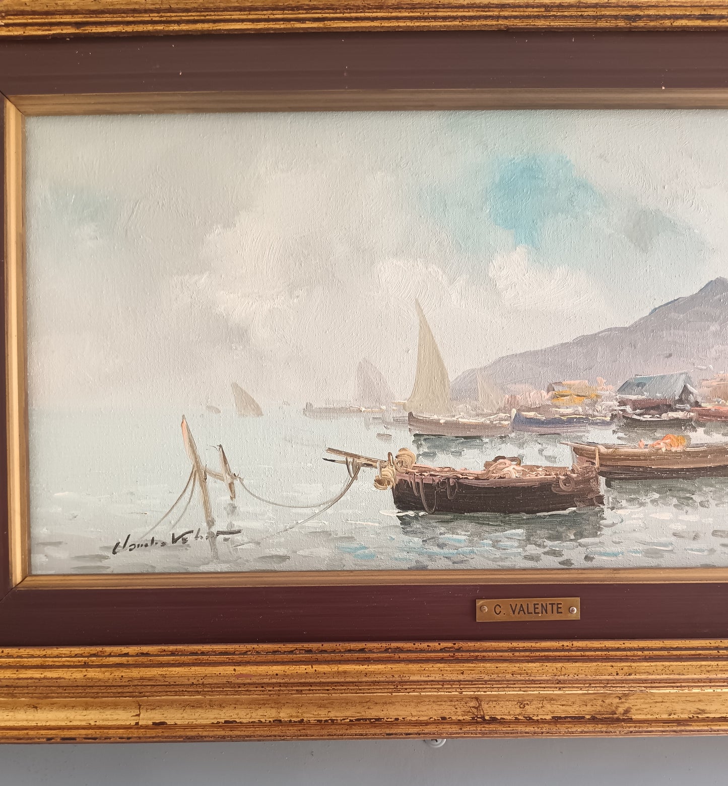 Claudio Valente – Olio su Tela Firmato “Marina con Porto e Barche” – Dipinto Paesaggio Marino con Cornice