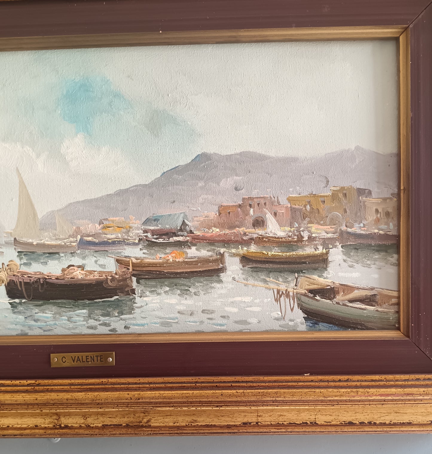 Claudio Valente – Olio su Tela Firmato “Marina con Porto e Barche” – Dipinto Paesaggio Marino con Cornice