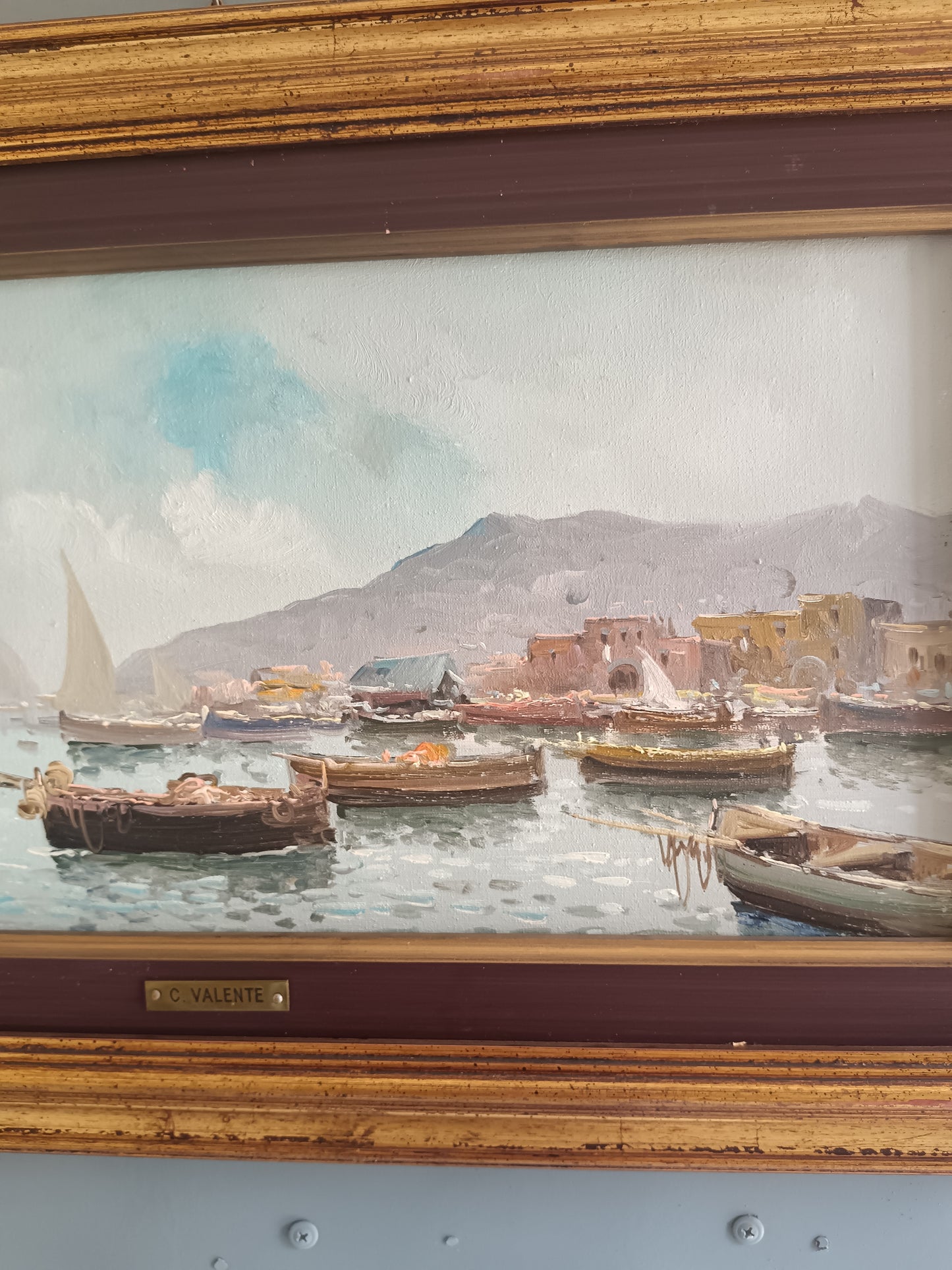 Claudio Valente – Olio su Tela Firmato “Marina con Porto e Barche” – Dipinto Paesaggio Marino con Cornice