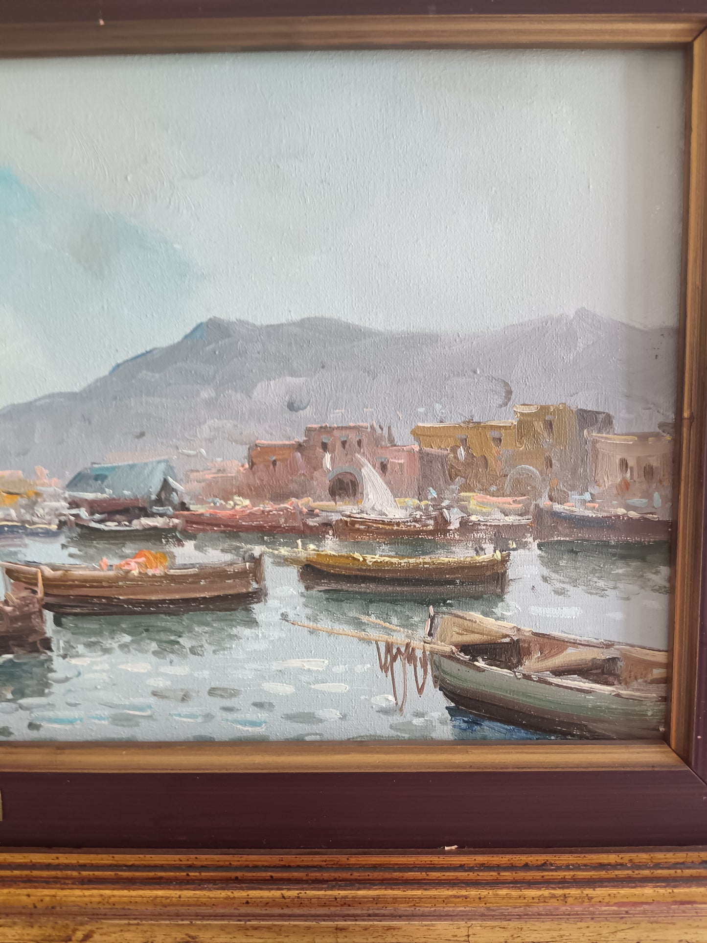 Claudio Valente – Olio su Tela Firmato “Marina con Porto e Barche” – Dipinto Paesaggio Marino con Cornice