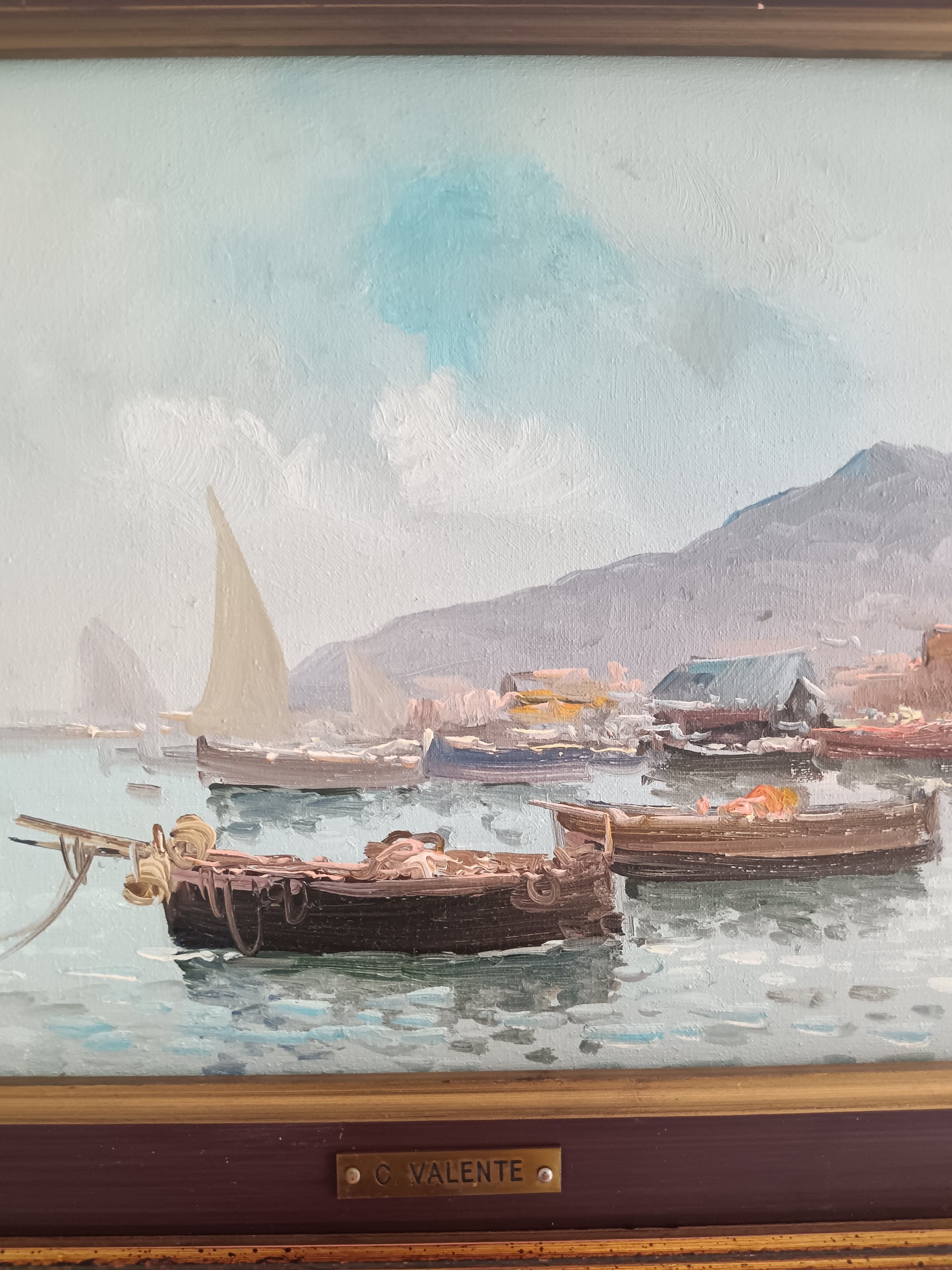 Claudio Valente – Olio su Tela Firmato “Marina con Porto e Barche” – Dipinto Paesaggio Marino con Cornice