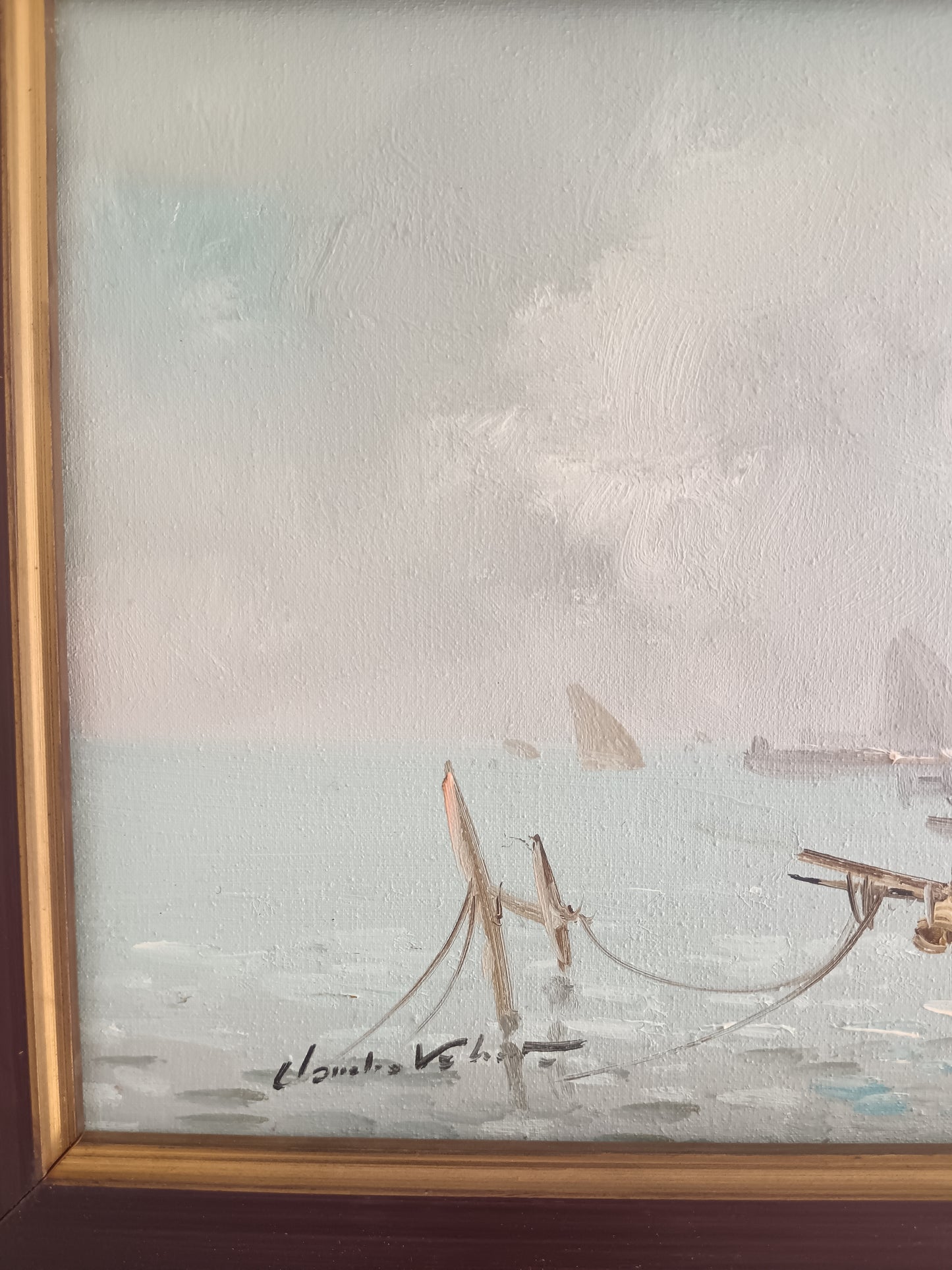Claudio Valente – Olio su Tela Firmato “Marina con Porto e Barche” – Dipinto Paesaggio Marino con Cornice