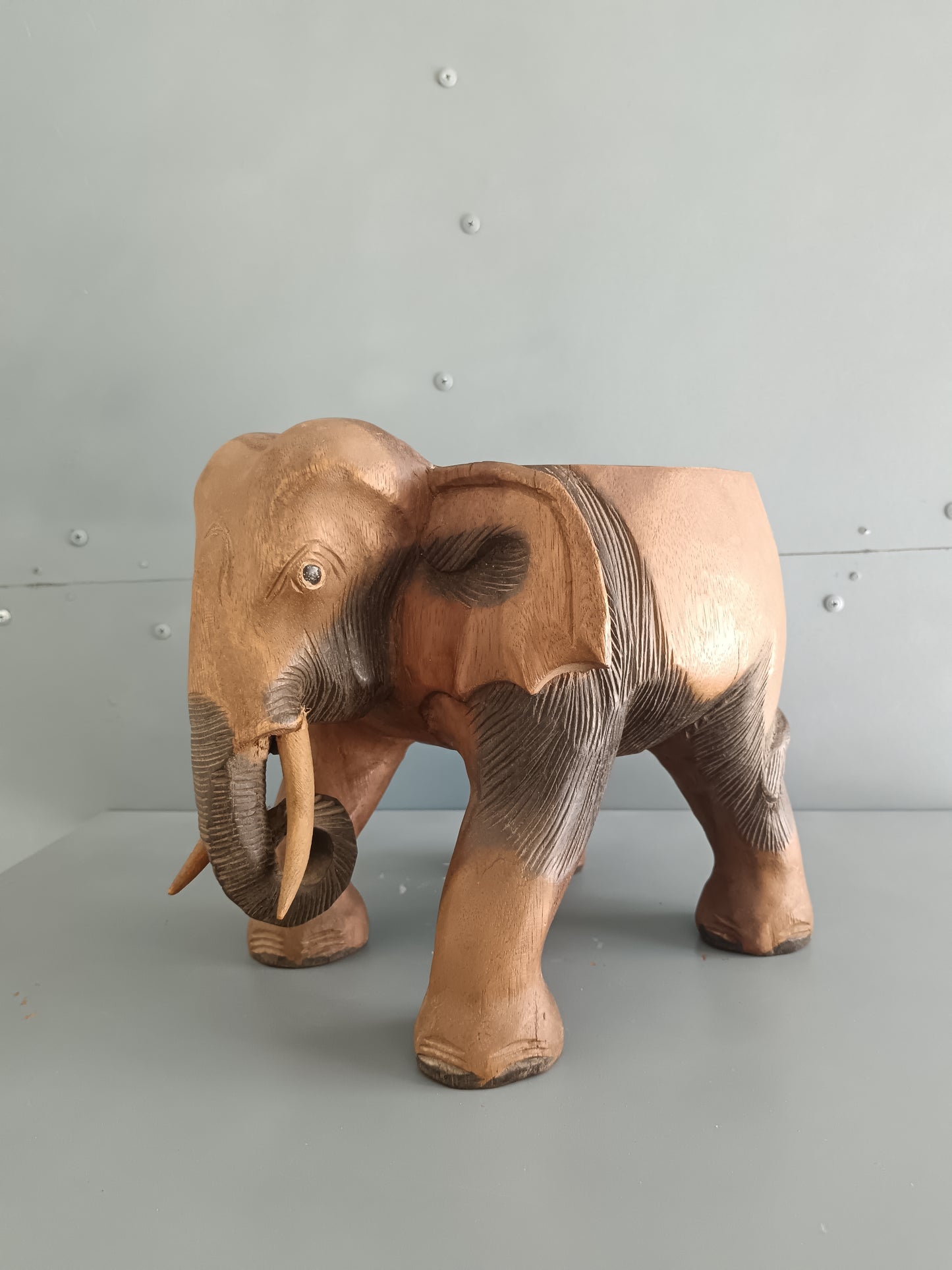 Tavolino Elefante in Legno Massello Scolpito a Mano – Scultura Etnica Vintage