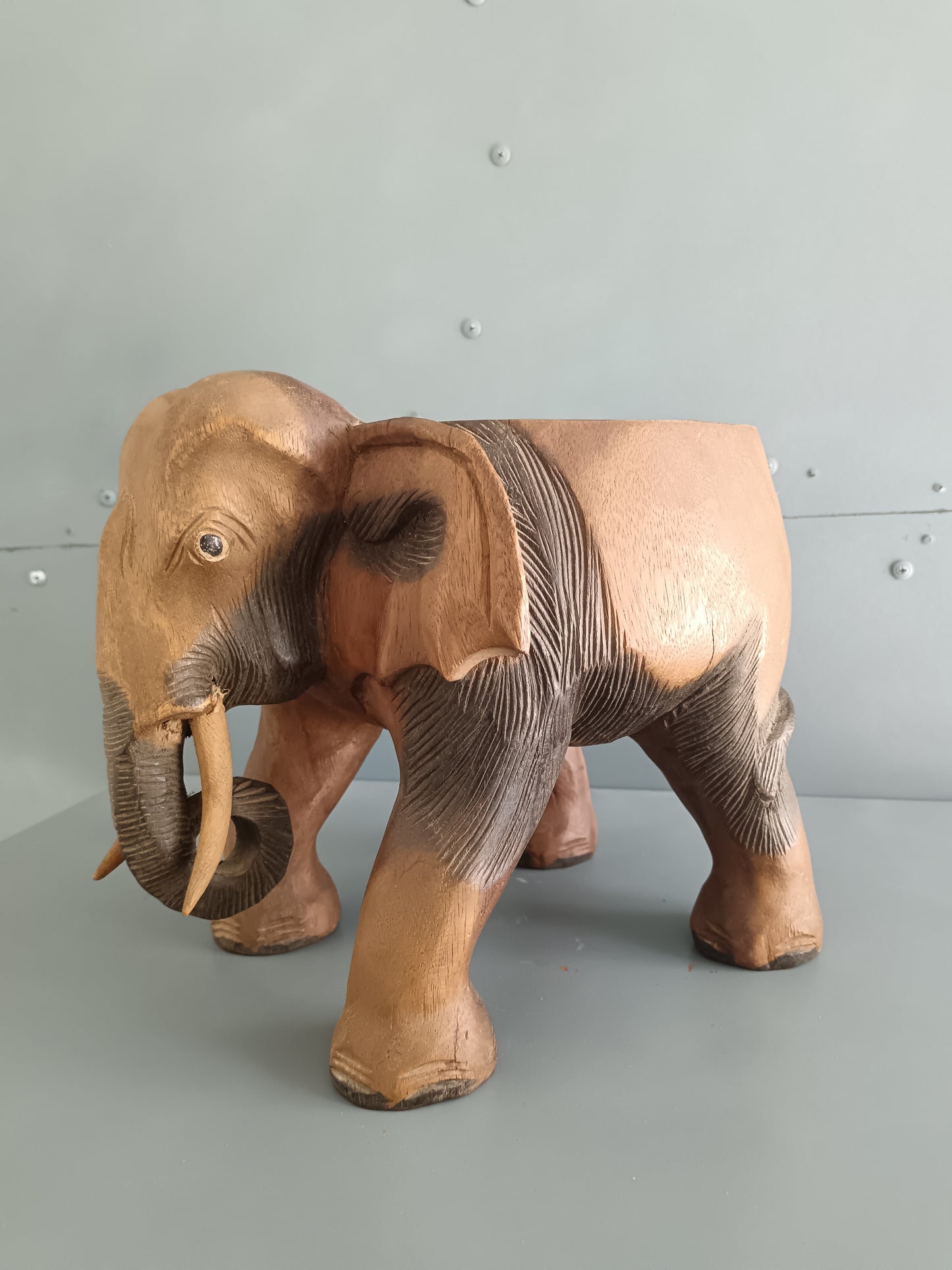 Tavolino Elefante in Legno Massello Scolpito a Mano – Scultura Etnica Vintage
