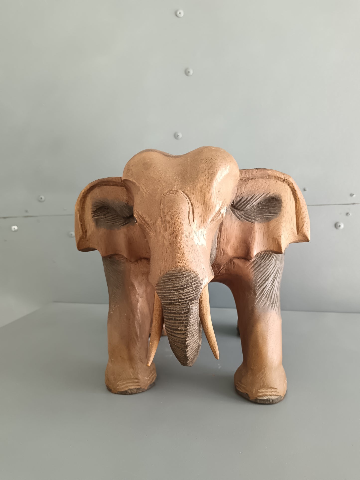 Tavolino Elefante in Legno Massello Scolpito a Mano – Scultura Etnica Vintage