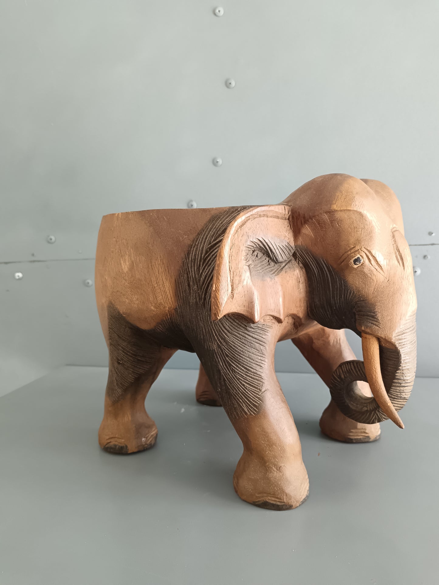 Tavolino Elefante in Legno Massello Scolpito a Mano – Scultura Etnica Vintage
