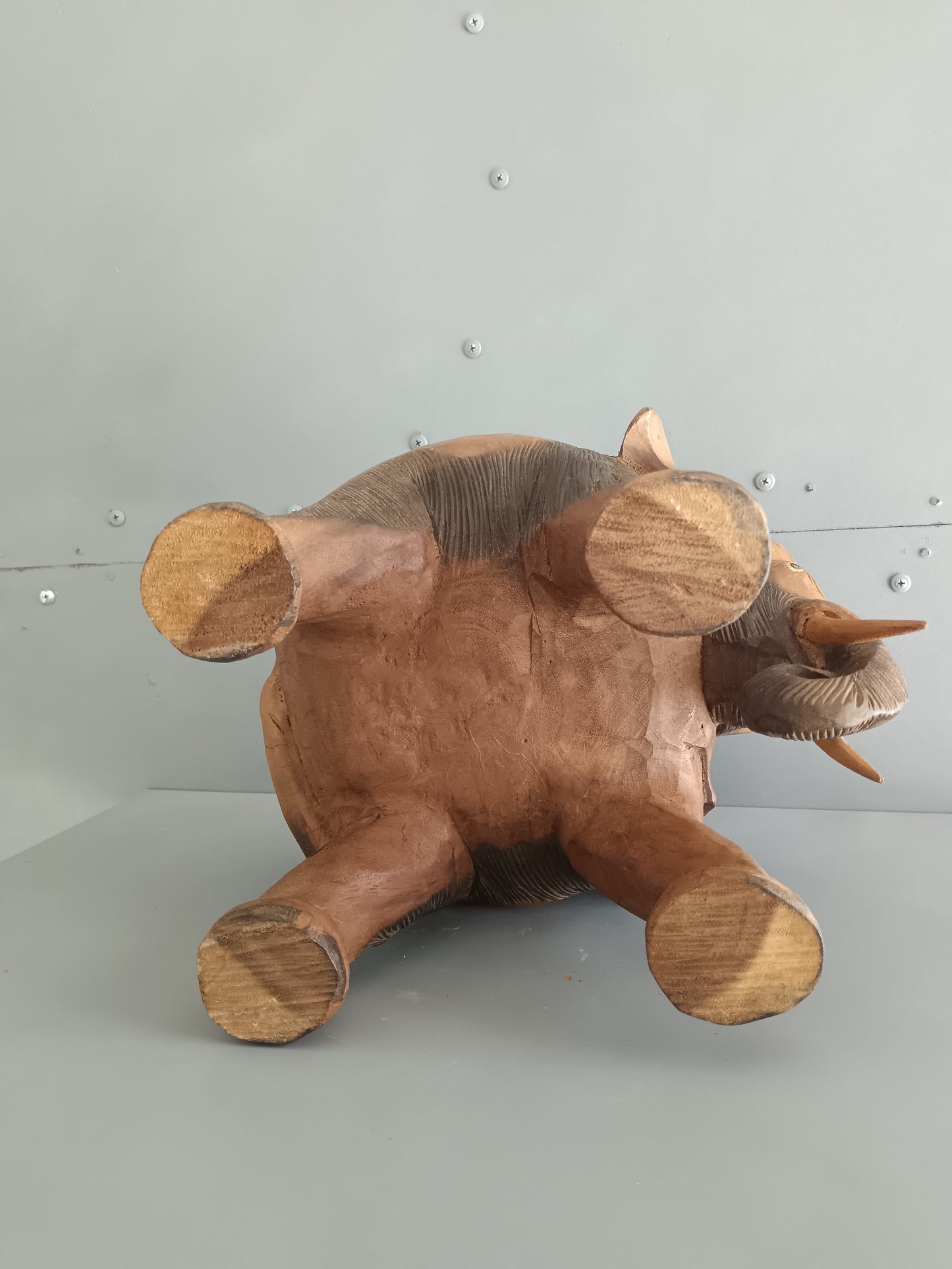 Tavolino Elefante in Legno Massello Scolpito a Mano – Scultura Etnica Vintage