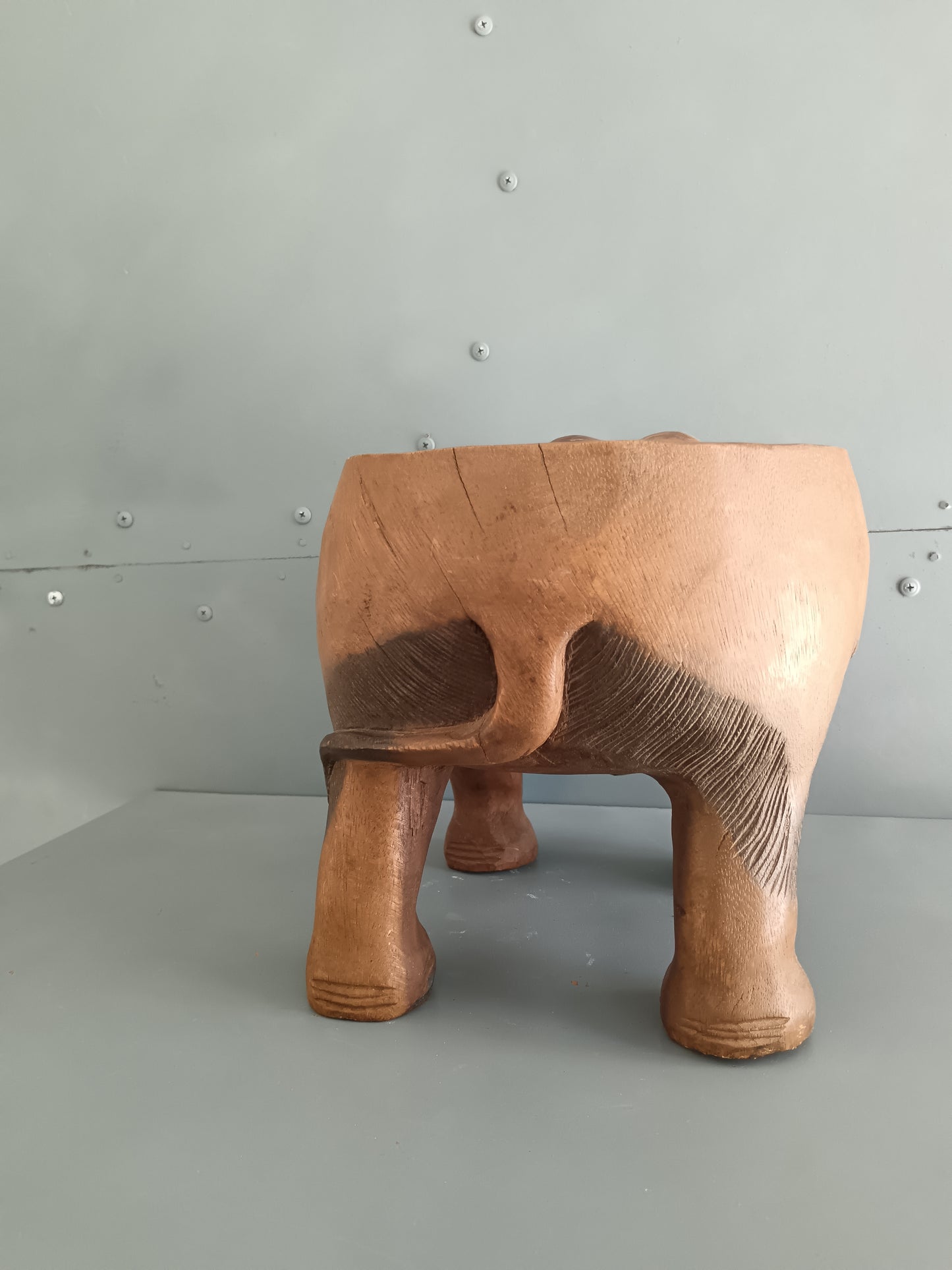 Tavolino Elefante in Legno Massello Scolpito a Mano – Scultura Etnica Vintage