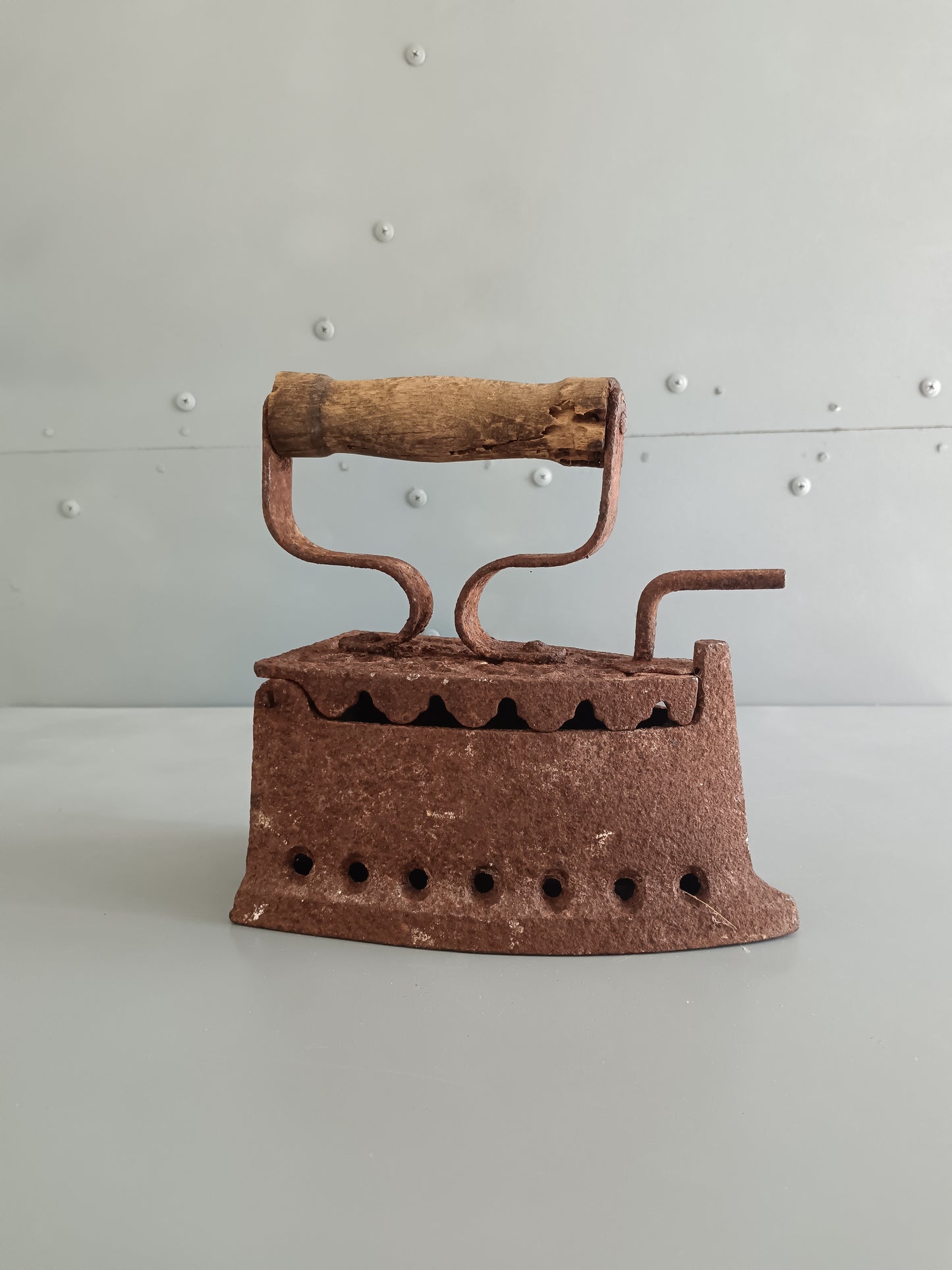 ANTICO FERRO DA STIRO A CARBONE / BRACE – IN GHISA E FERRO