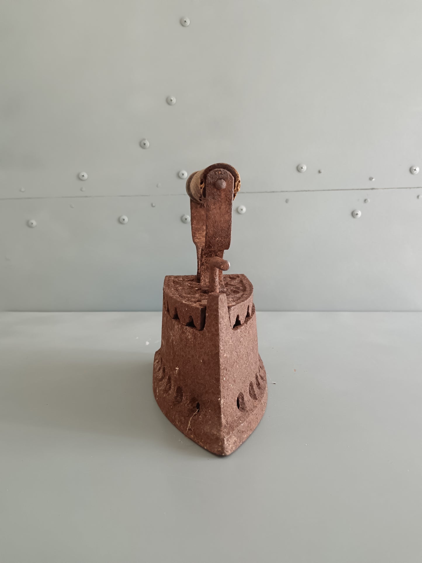 ANTICO FERRO DA STIRO A CARBONE / BRACE – IN GHISA E FERRO