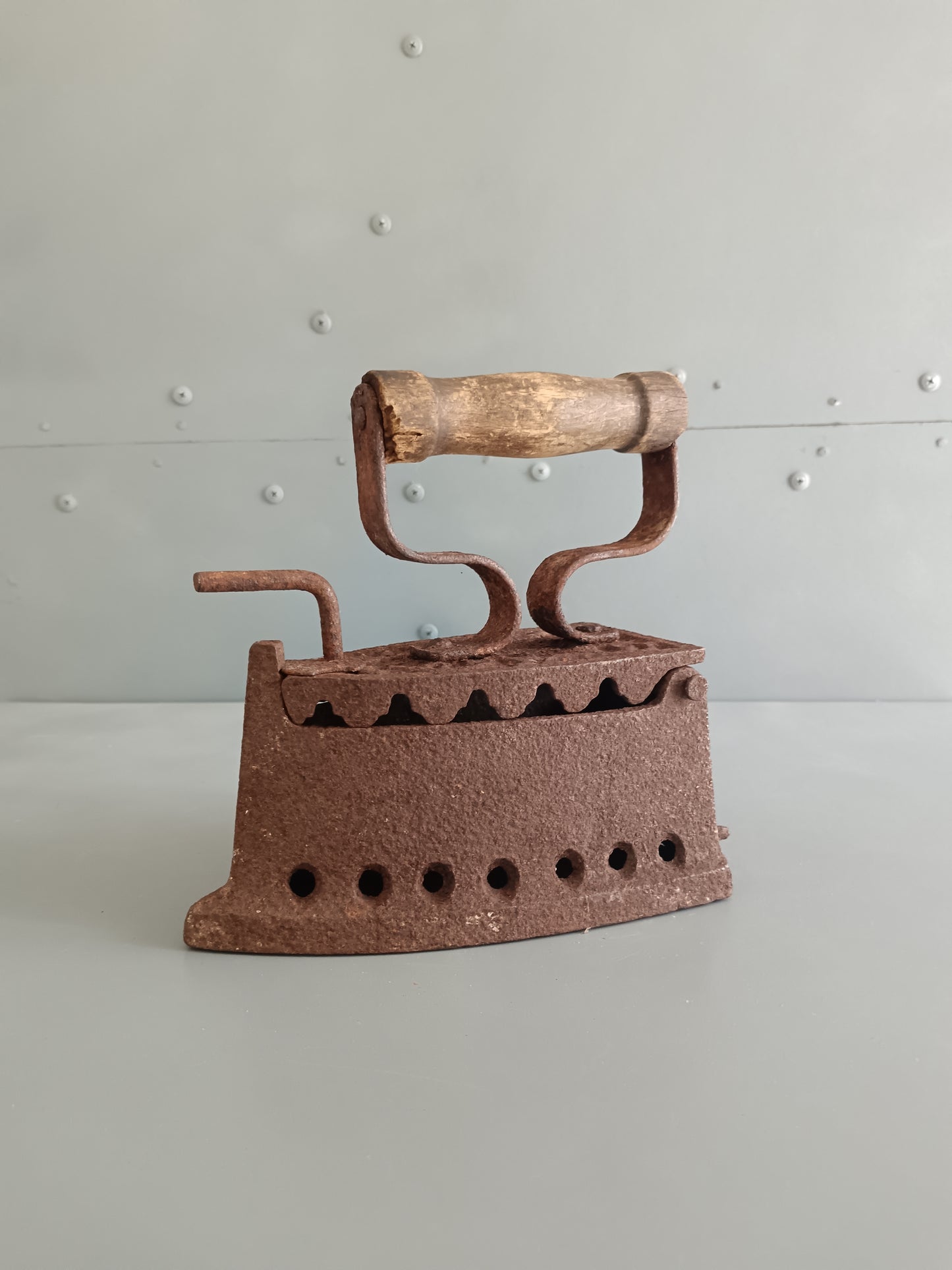 ANTICO FERRO DA STIRO A CARBONE / BRACE – IN GHISA E FERRO