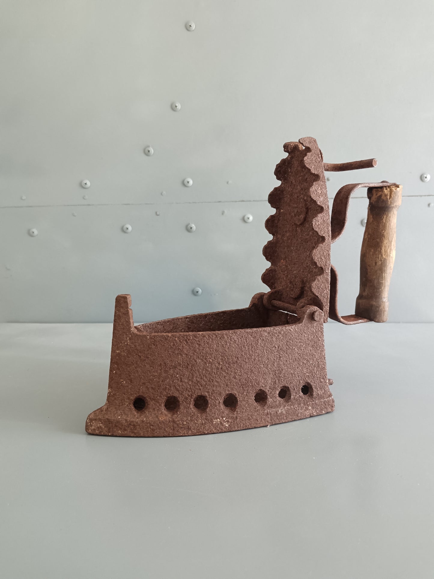 ANTICO FERRO DA STIRO A CARBONE / BRACE – IN GHISA E FERRO
