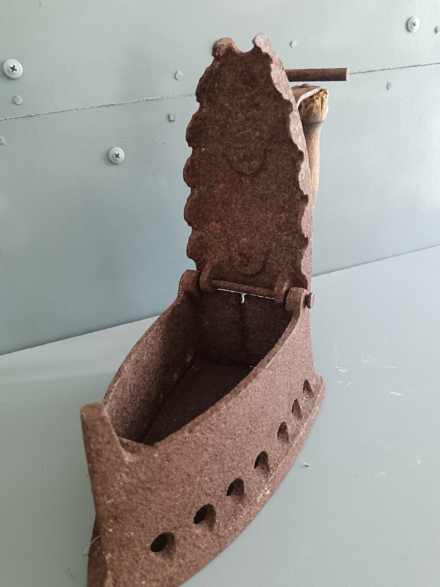 ANTICO FERRO DA STIRO A CARBONE / BRACE – IN GHISA E FERRO