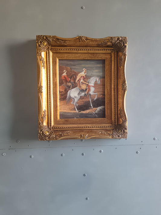 Olio su Tavola XX Secolo – Cavalieri Arabi con Lance – Scena Orientalista – Cornice Dorata