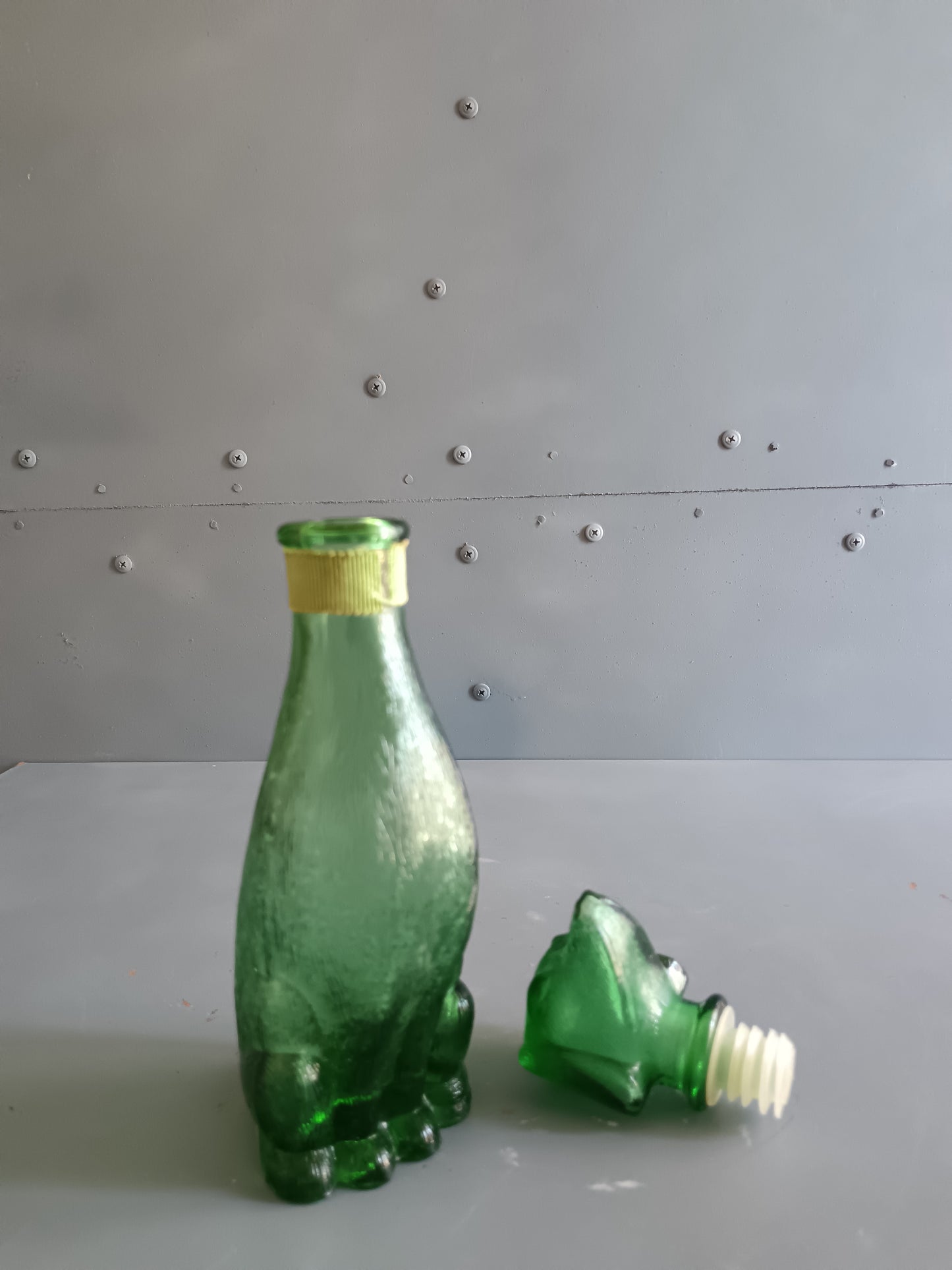 Bottiglia Cane in Vetro Verde Empoli Anni '60 Vintage Italiana Decanter Liquore 22 cm
