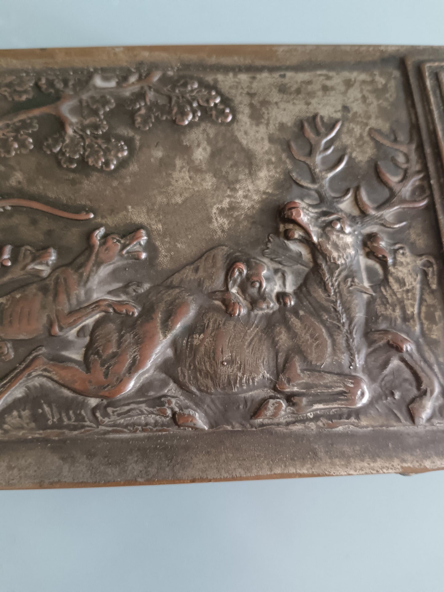 ANTICO COFANETTO STORICISTA NEORINASCIMENTALE IN METALLO SBALZATO XIX SEC.