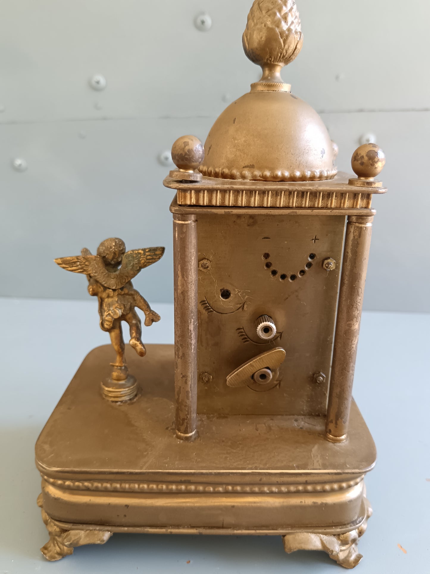 ANTICO OROLOGIO DA TAVOLO “CAPPUCCINA” / DA CARROZZA – PUTTO ALATO – FINE ‘800