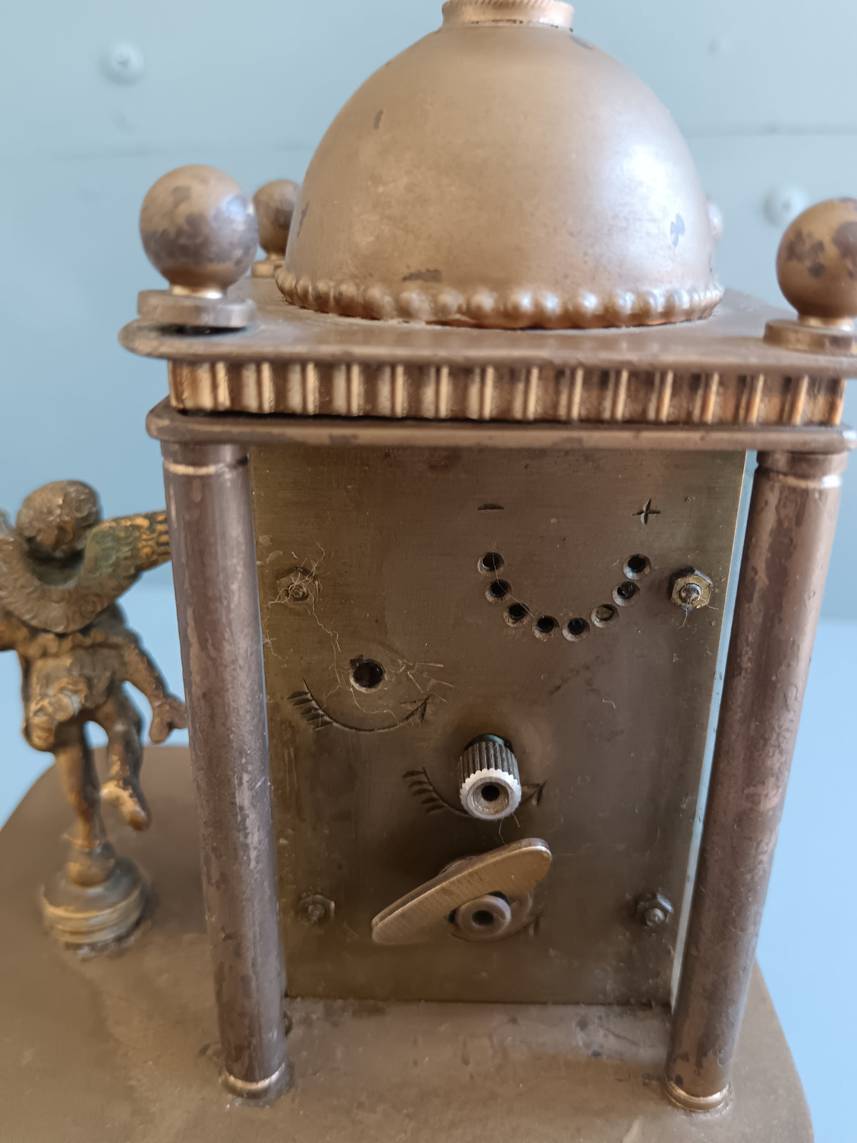 ANTICO OROLOGIO DA TAVOLO “CAPPUCCINA” / DA CARROZZA – PUTTO ALATO – FINE ‘800
