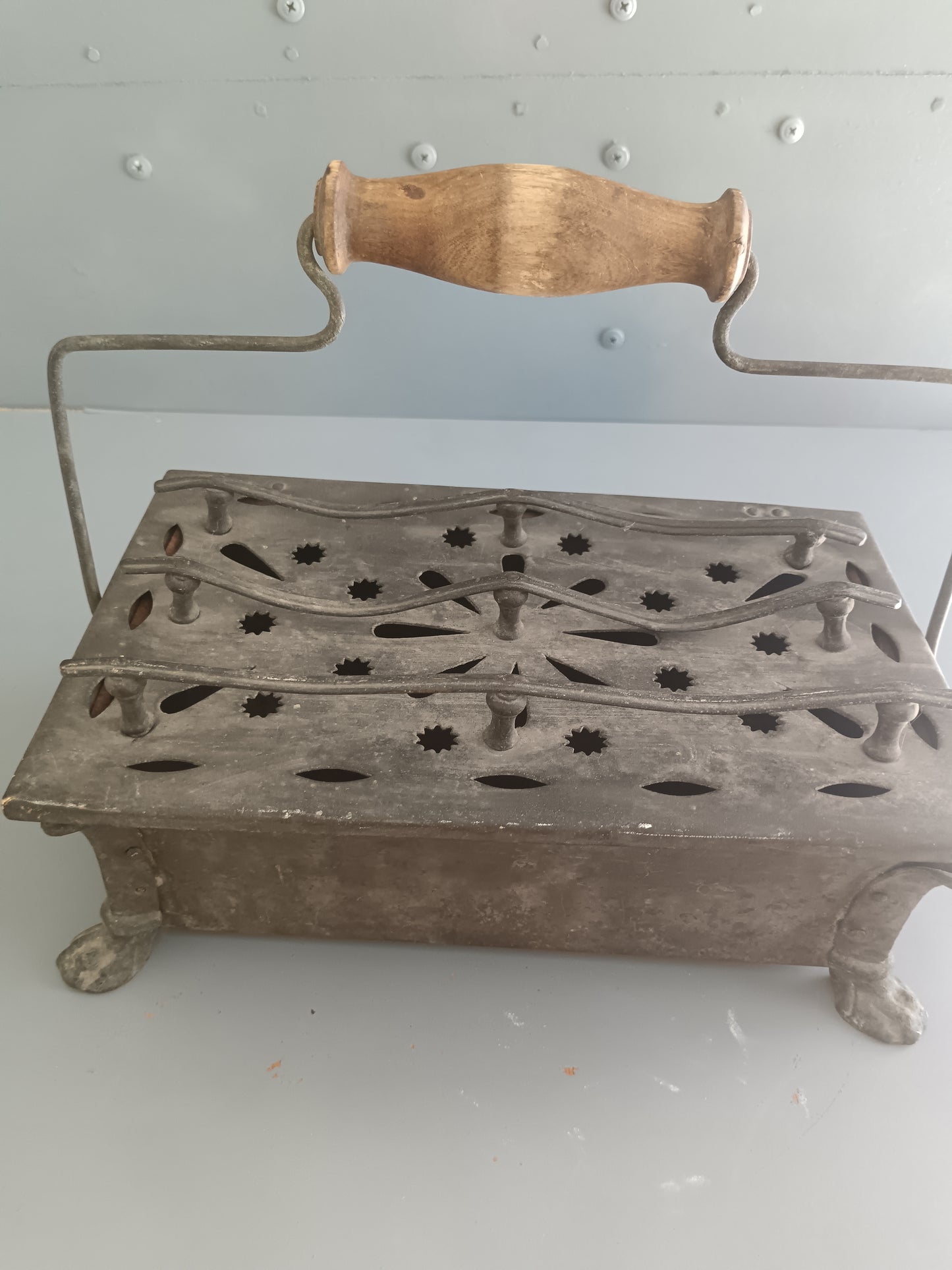 ANTICO SCALDAPIEDI A BRACI – SCALDINO PORTATILE XIX SEC. – MANICO IN LEGNO