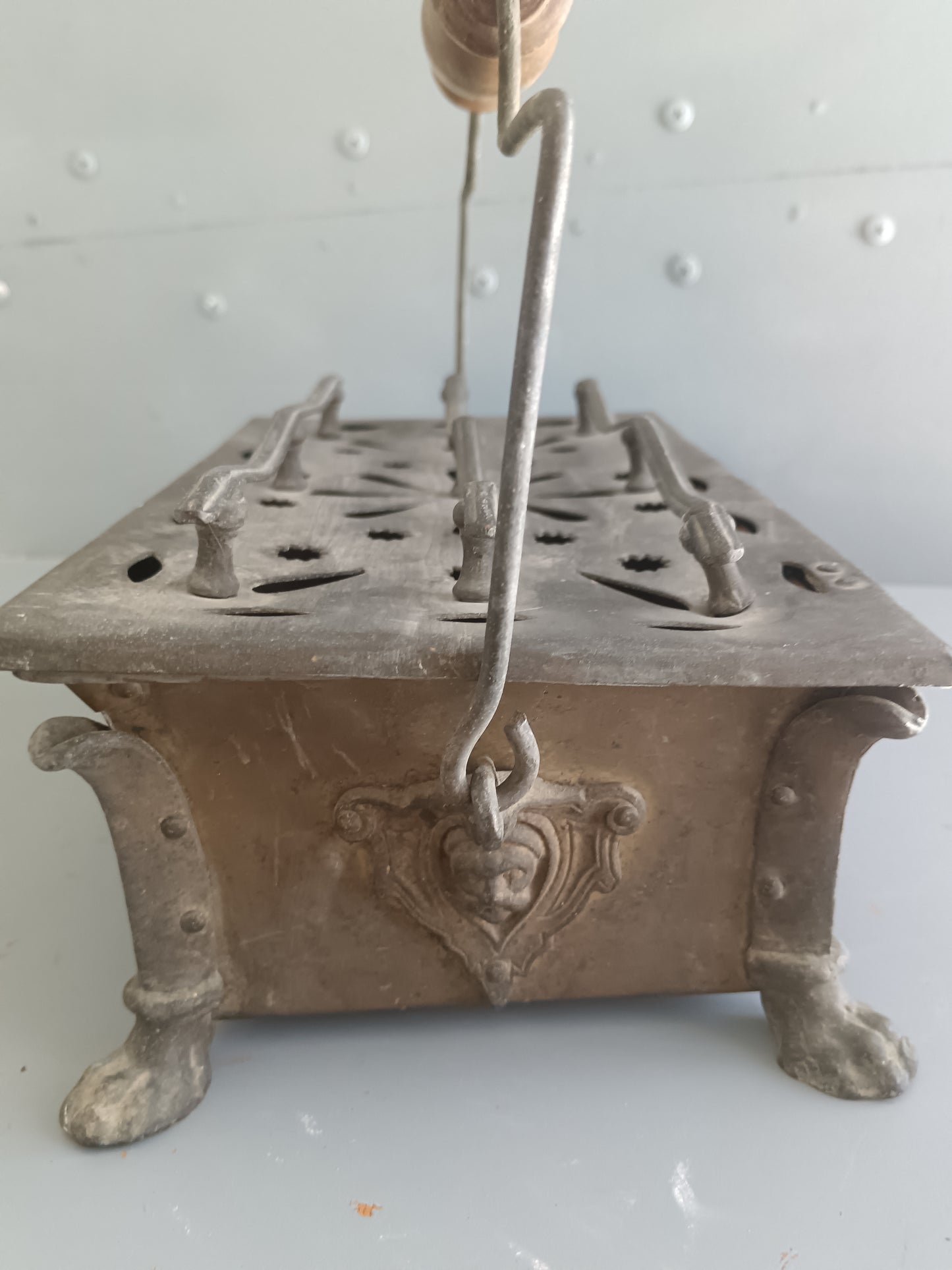 ANTICO SCALDAPIEDI A BRACI – SCALDINO PORTATILE XIX SEC. – MANICO IN LEGNO