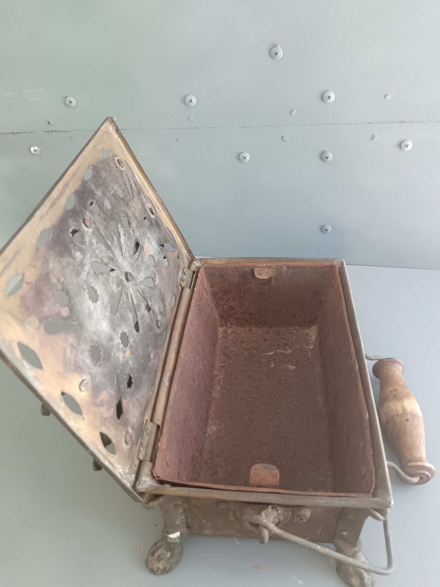 ANTICO SCALDAPIEDI A BRACI – SCALDINO PORTATILE XIX SEC. – MANICO IN LEGNO