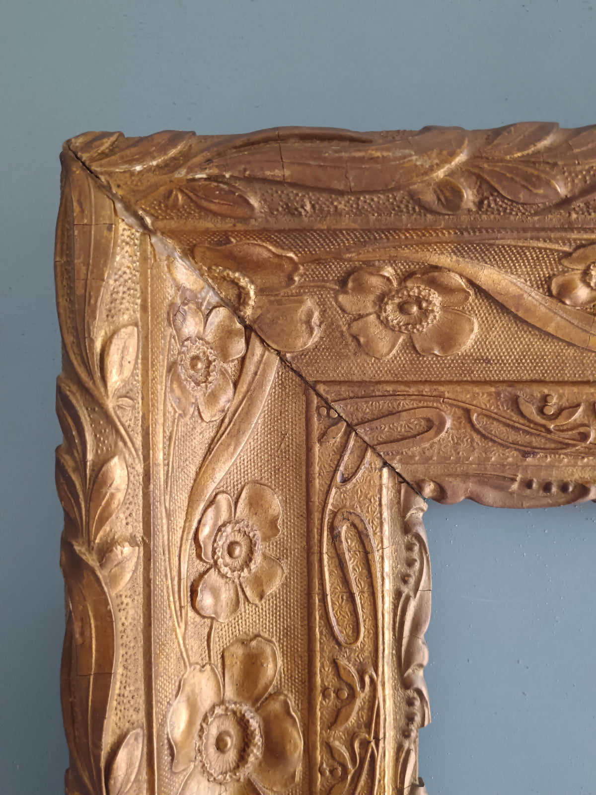 Antica Cornice in Pastiglia Dorata Liberty Art Nouveau Legno Decorata