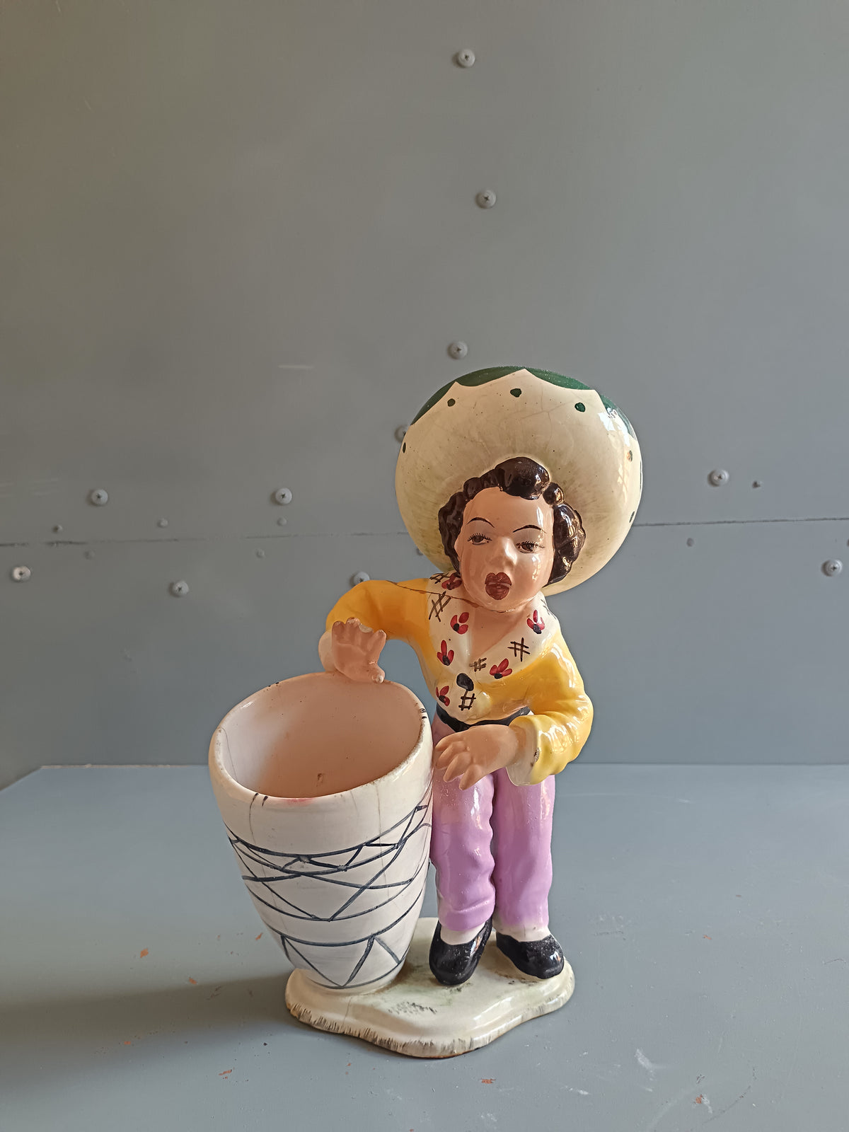 Rara Fioriera Vintage in Ceramica d'Arte - Personaggio Messicano con Sombrero e Tamburo/Vaso - Anni '50 - Manifattura Area Vicenza / Nove