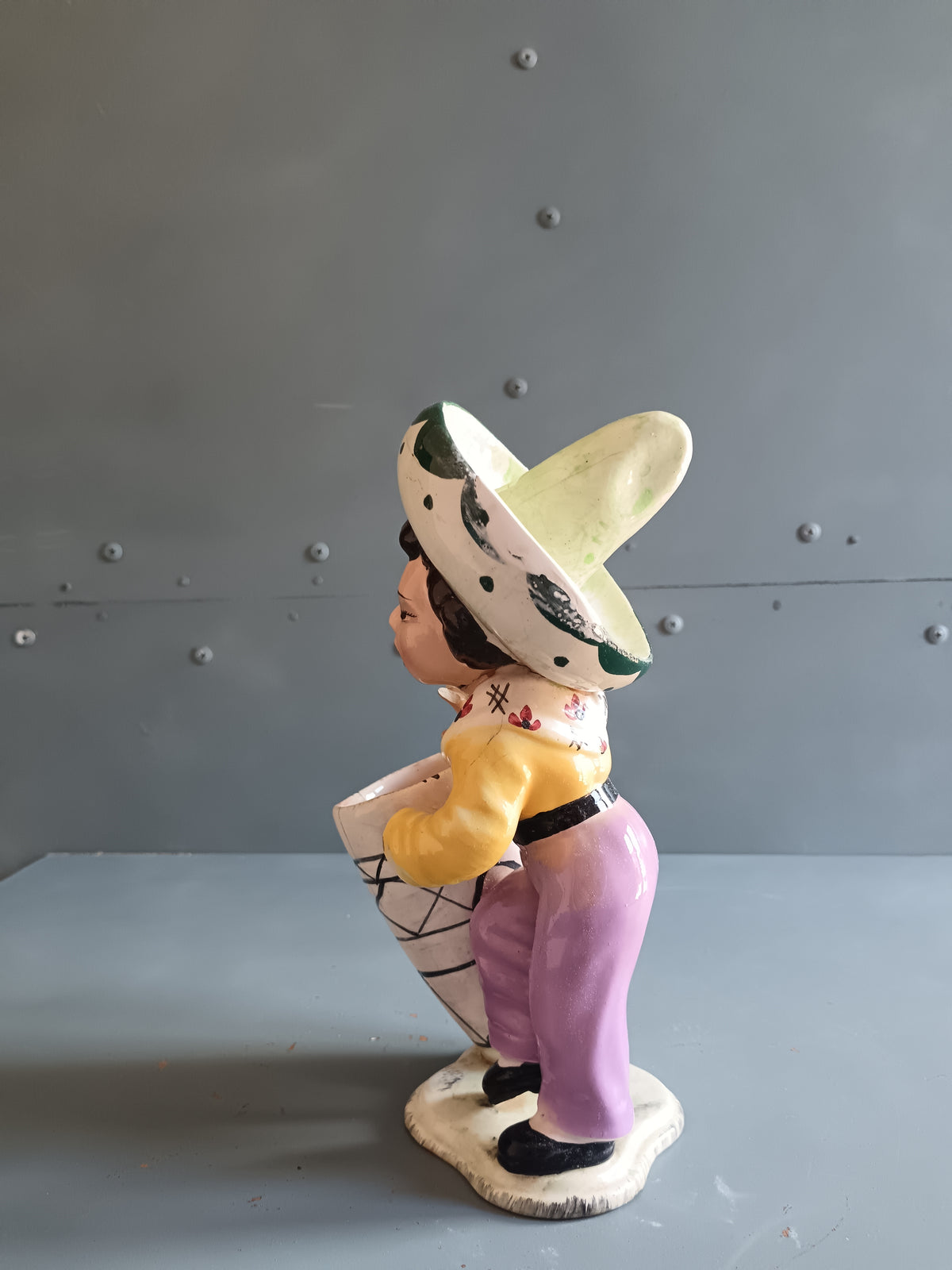 Rara Fioriera Vintage in Ceramica d'Arte - Personaggio Messicano con Sombrero e Tamburo/Vaso - Anni '50 - Manifattura Area Vicenza / Nove