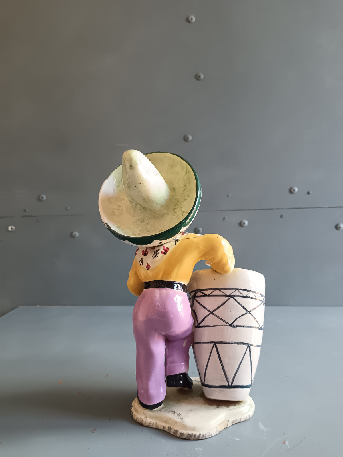 Rara Fioriera Vintage in Ceramica d'Arte - Personaggio Messicano con Sombrero e Tamburo/Vaso - Anni '50 - Manifattura Area Vicenza / Nove