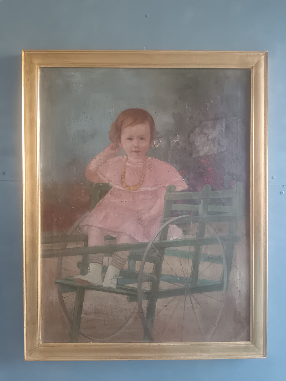 Antico Ritratto di Bambina con Abito Rosa e Giocattolo – Olio su Tela – 72x94 cm