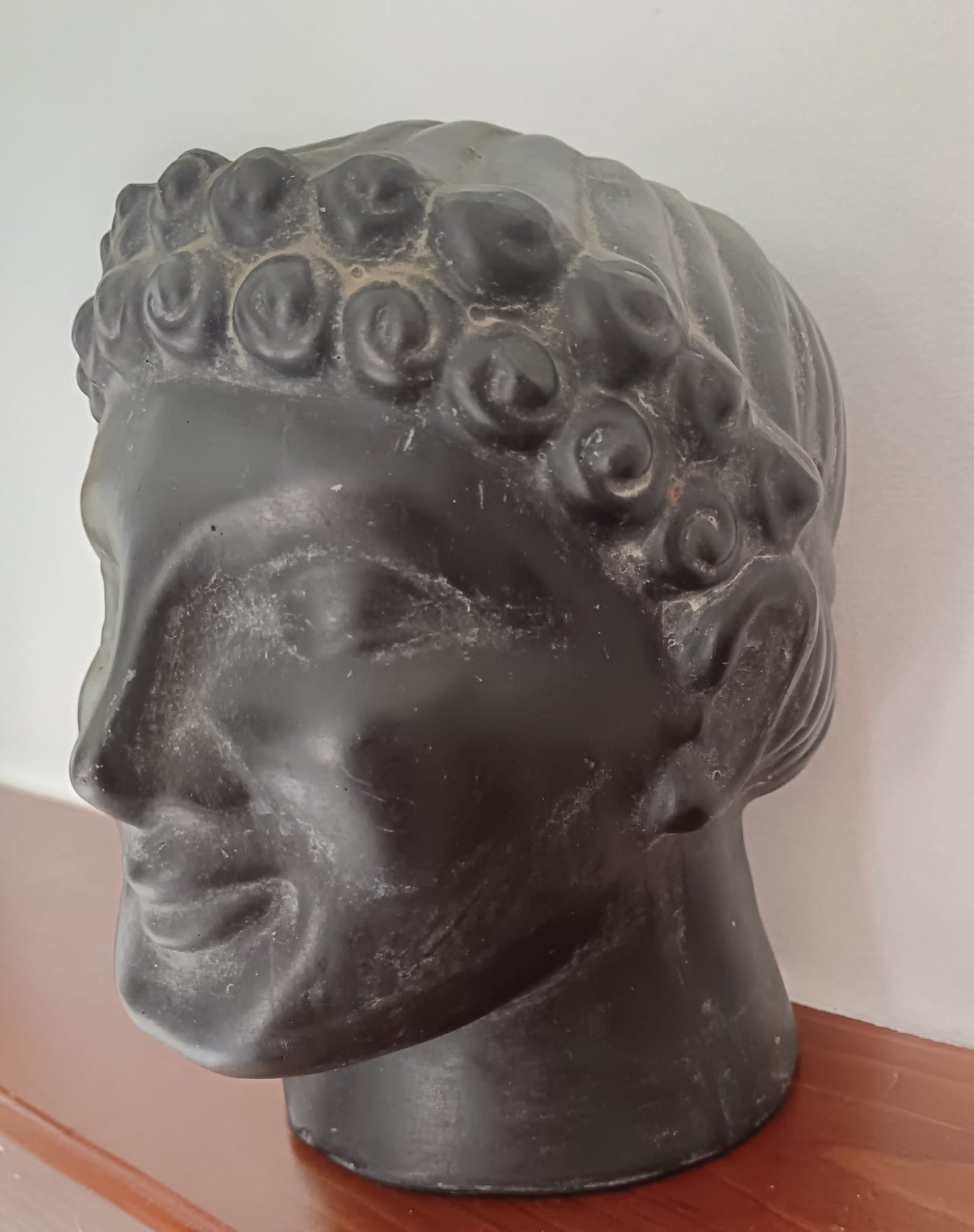 Testa fittile- scultura in terracotta dipinta in stile archeologico (XX Secolo)