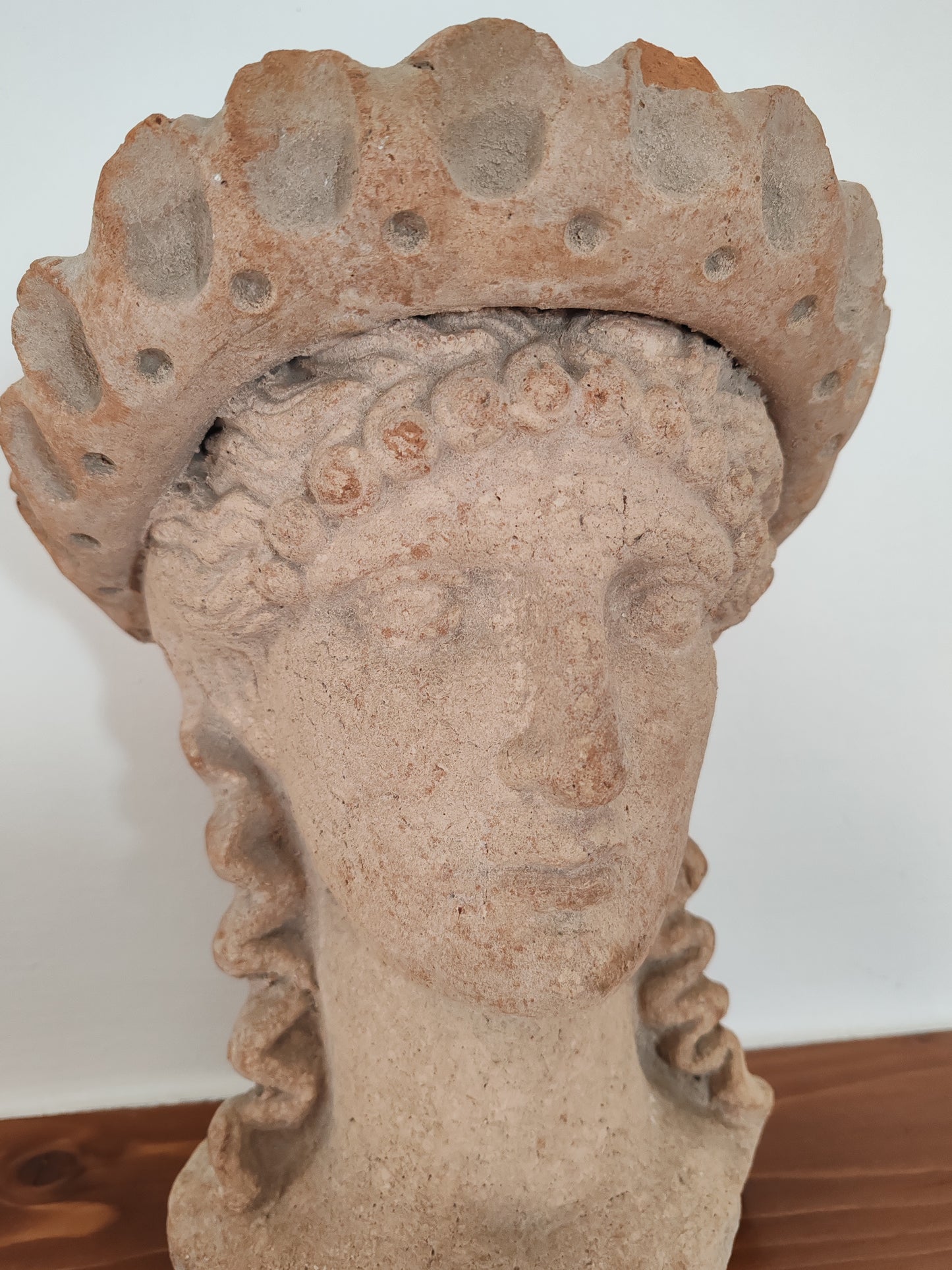Statua in terracotta stile archeologico - dea romana (XX secolo)