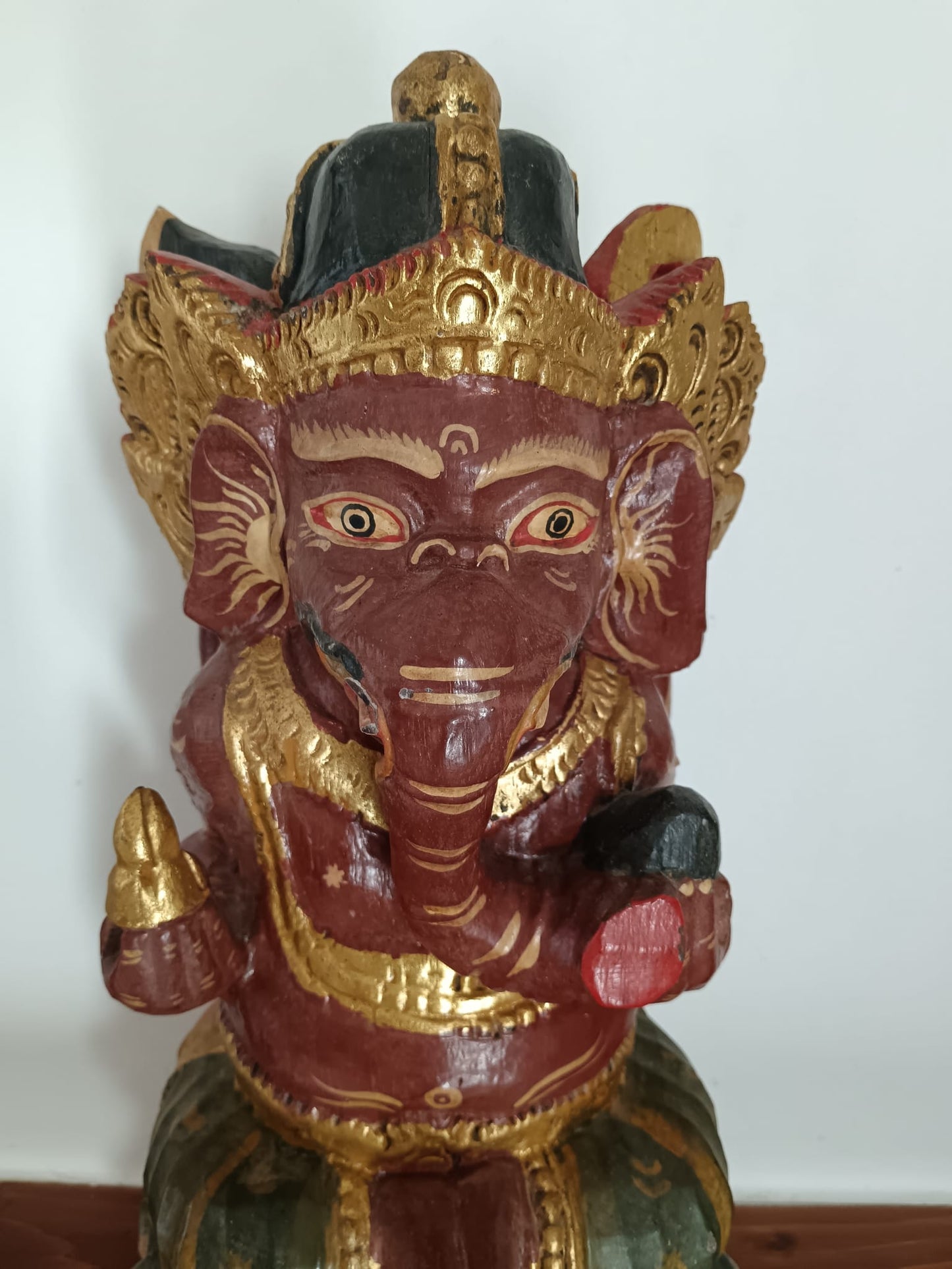 Scultura in legno dipinto dio indù Ganesha