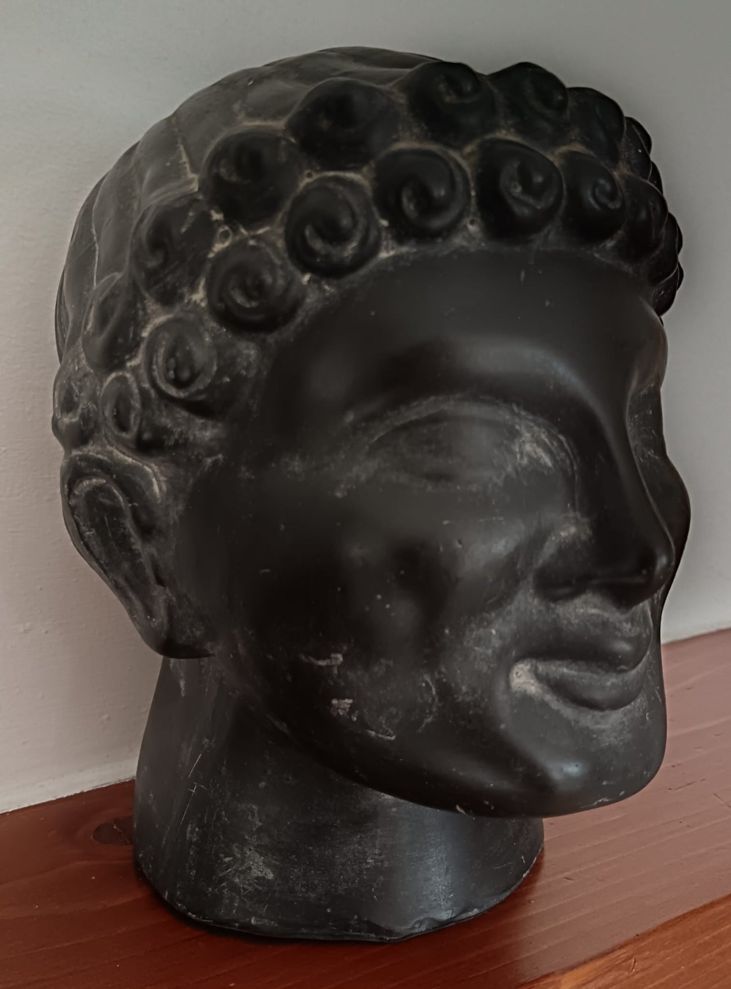 Testa fittile- scultura in terracotta dipinta in stile archeologico (XX Secolo)