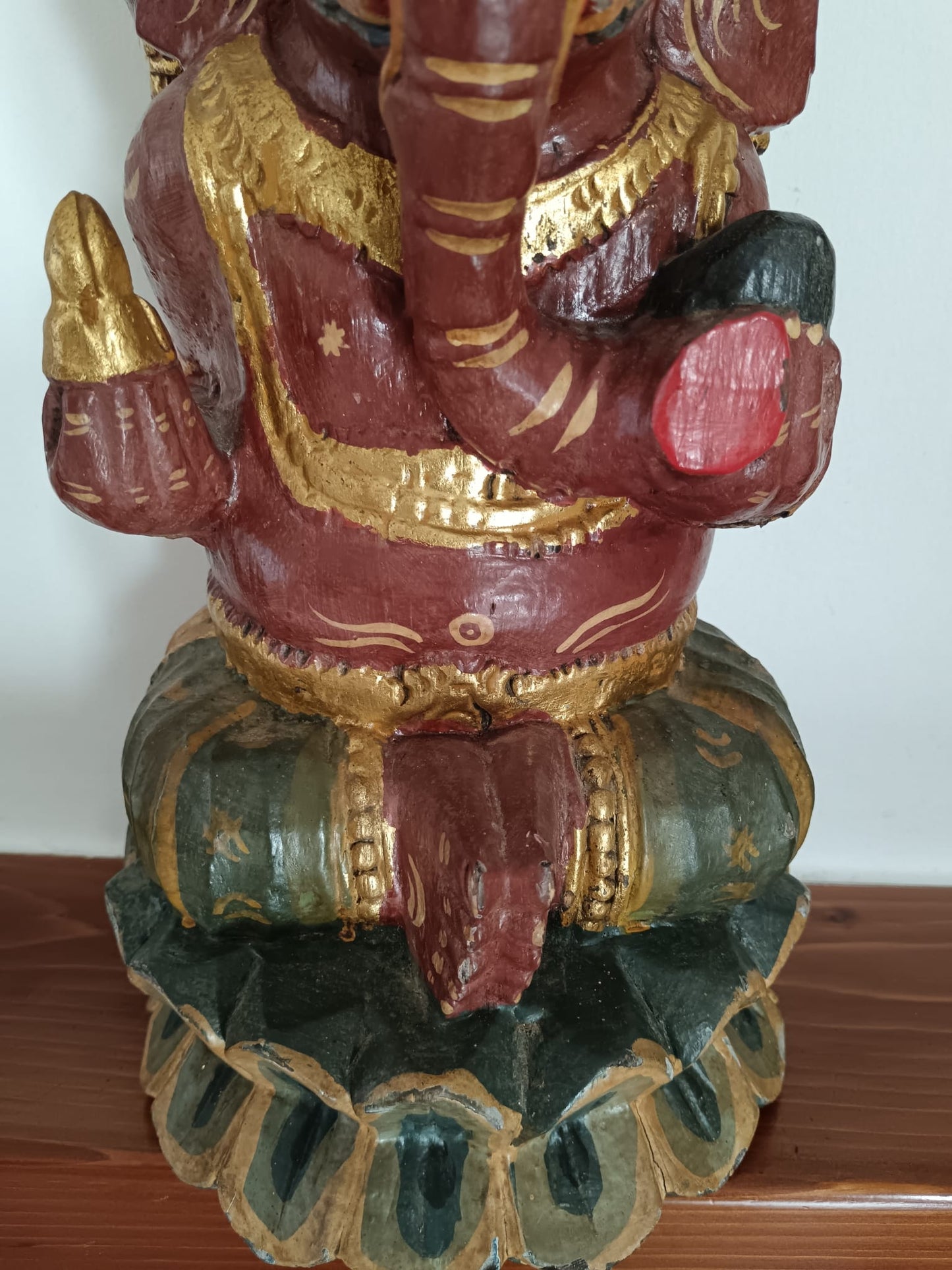 Scultura in legno dipinto dio indù Ganesha