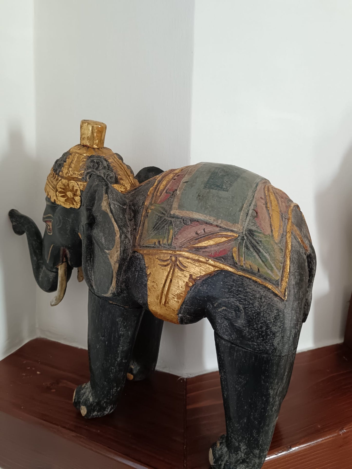 Scultura di elefante dipinta a mano (India o Sud-Est asiatico)