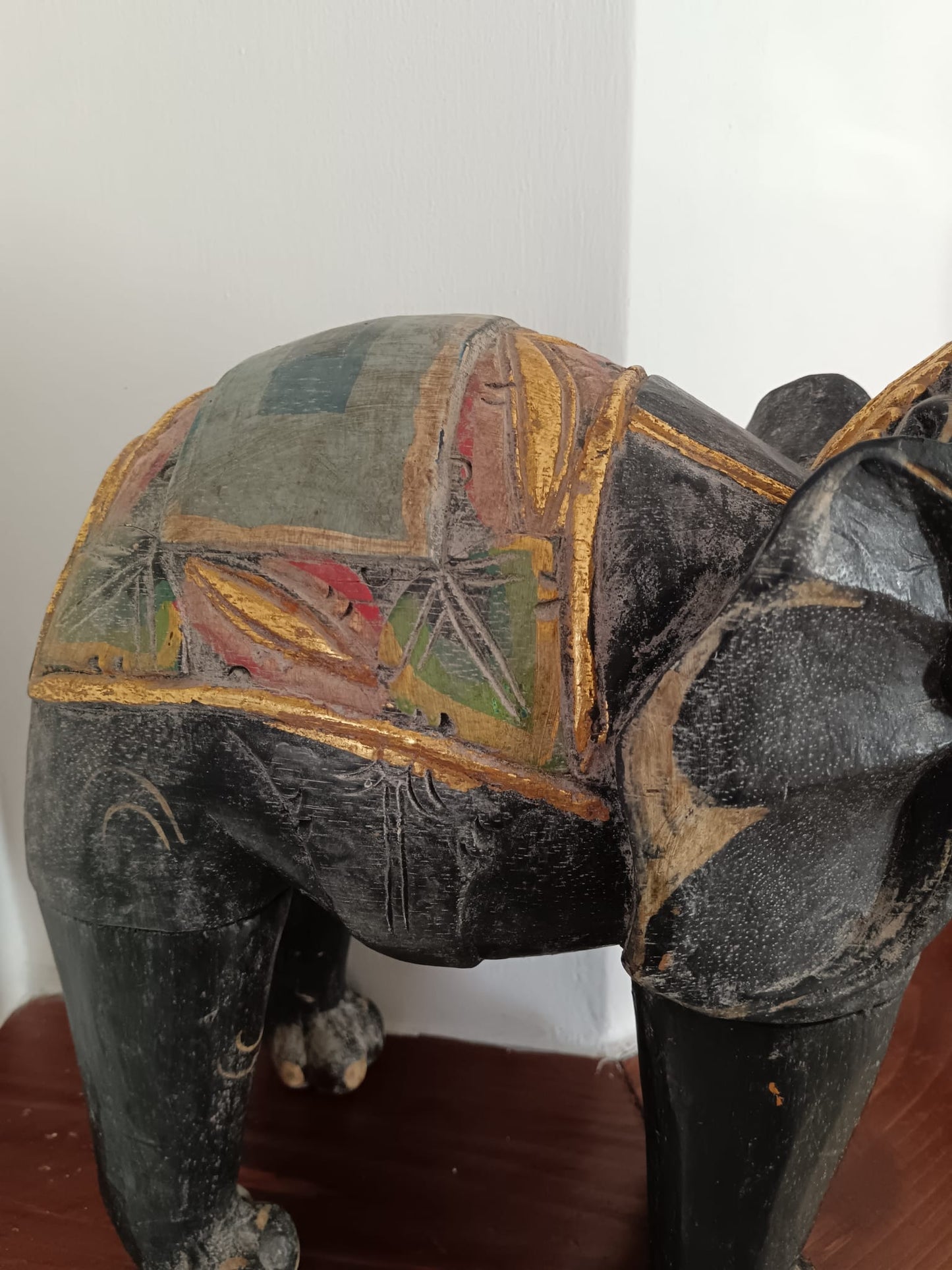 Scultura di elefante dipinta a mano (India o Sud-Est asiatico)