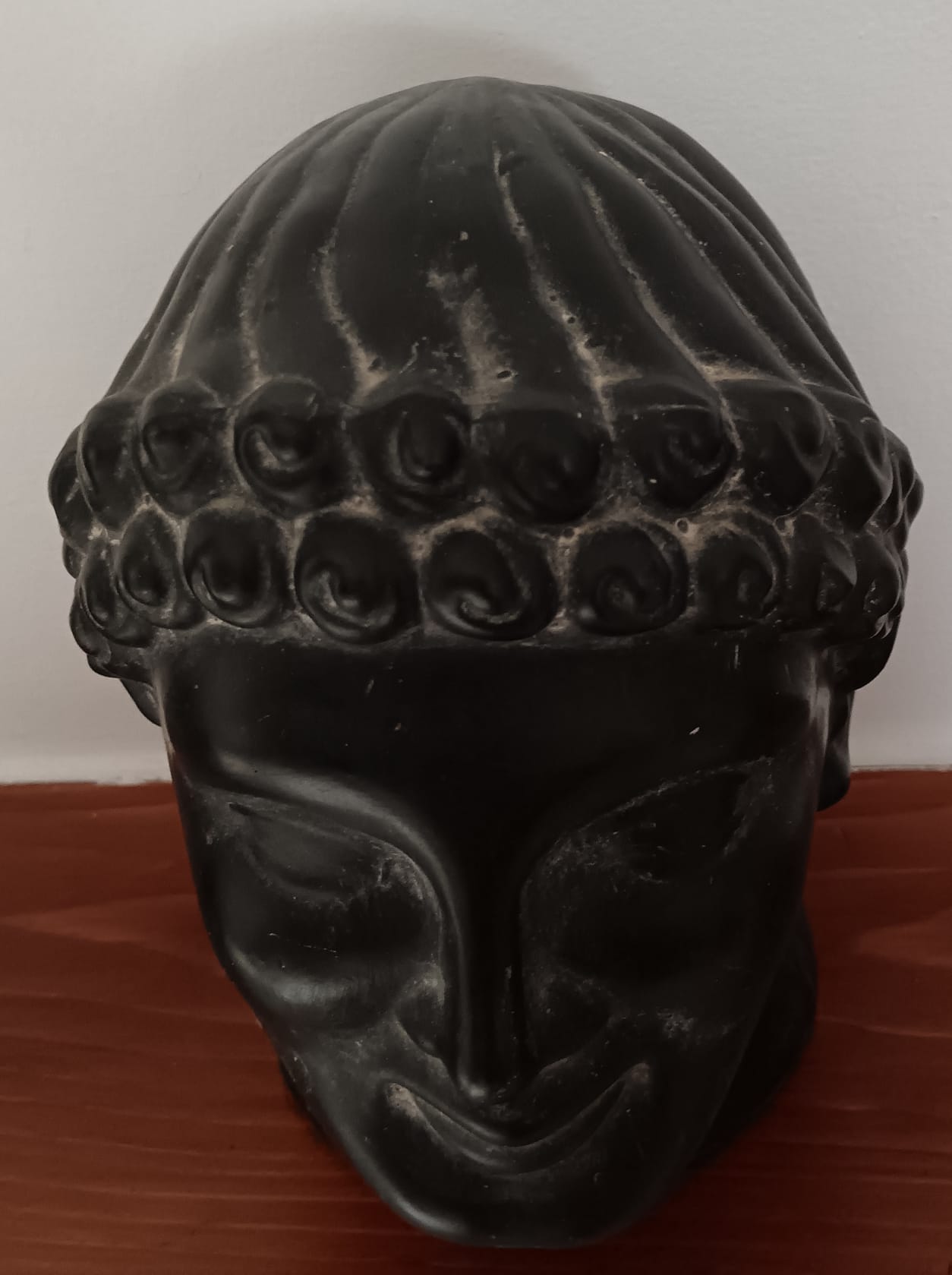 Testa fittile- scultura in terracotta dipinta in stile archeologico (XX Secolo)